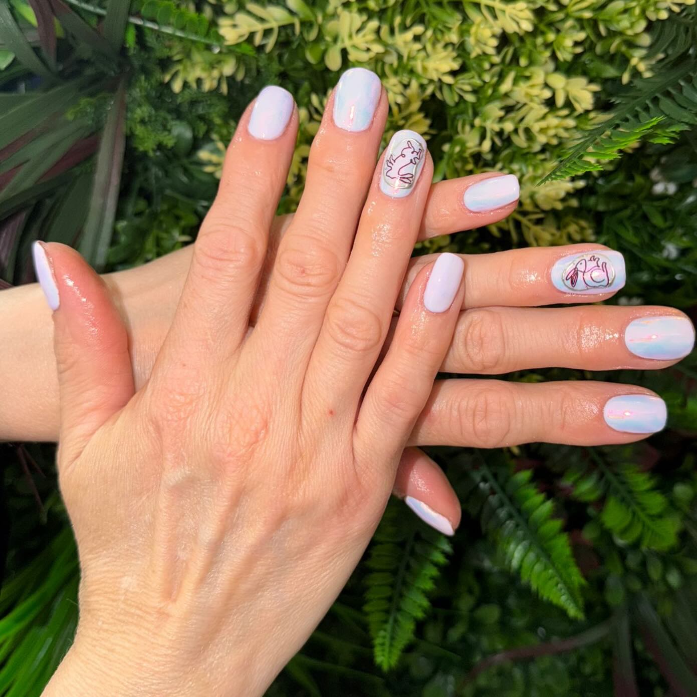 Soft, dreamy, and a little playful ✨💅
Created by Senior Beautician Jemma — this set features a delicate pastel lilac base with a subtle iridescent shimmer that catches the light just right. Finished with isolated chrome accents for that glassy glow, plus the cutest hand-painted character details for a touch of personality 🐰💖
Glossy, luminous, and effortlessly pretty — the perfect mix of minimal and fun 💫