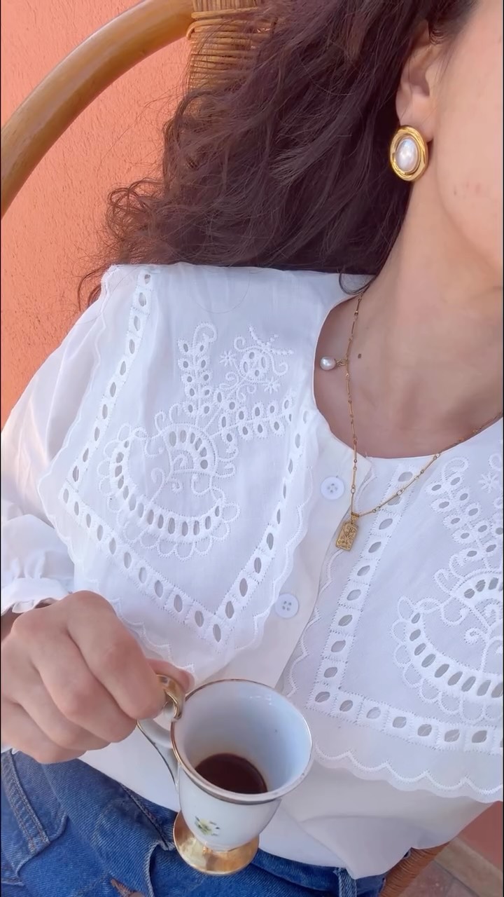 DROP III • Provence
Ispirato al sud della Francia.
Ai fiori sui banchi dei mercati, al sole caldo sulle facciate chiare, alle tende leggere dietro le finestre aperte e ai centrini ricamati che raccontano una bellezza quotidiana.
Un piccolo viaggio in Provenza fatto di immagini semplici, raccolte e trasformate in dettagli da indossare.