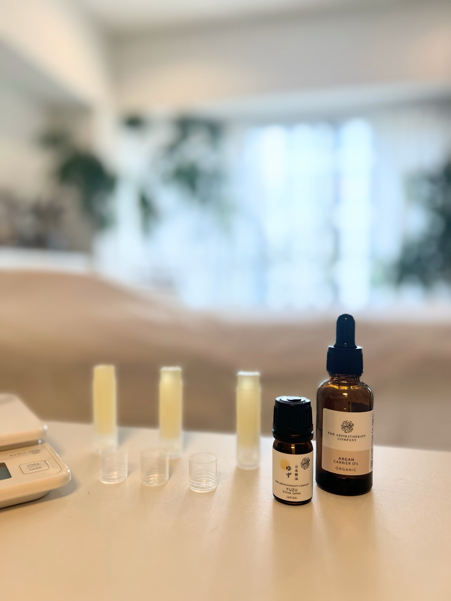 長年作り続けている、わたしのリップクリームレシピ。
.
市販のものよりだいぶ緩くて、
塗るとオイルが溶ける感じ♡
唇がテカっとします。
.
いつもはアプリコットカーネルオイルで作るのだけど
今回はオーガニックアルガンオイルで贅沢に♡
アルガンオイルはオリーブオイルの2から3倍のビタミンEを含み、美容オイルとして有名ですね。
炎症をおさえたり、くすみや細胞の機能を改善させてくれます。
.
【ゆるリップ2本分の材料】
アルガンオイル 8g(荒れている時はカレンデュラでも◎)
シアバター 2g
ミツロウ 2g(10粒くらい)
はかりの上で耐熱容器にすべて入れて、レンジか湯せんでとかします。
とけたらお好きな精油2滴をしっかり混ぜて、容器に入れて固めて終わり!
はちみつをほんの少し入れても👍
.
#オーガニックリップバーム
#手作りリップクリーム
#オーガニックキャリアオイル
.
オーガニック精油やオイルの代理店アカウント
↓↓
@aromatico.organic
お取扱ご希望の方向け説明会を随時行っております。
#英国アロマセラピーカ