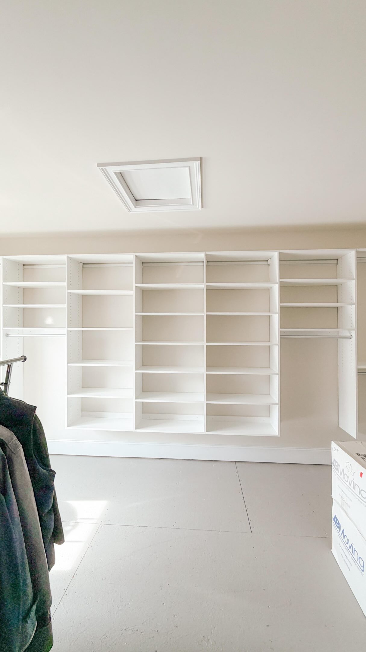 So this is how Da Vinci felt right before painting the Mona Lisa. 😍🧑🎨🎨
Blank shelves. Endless potential. And we know exactly what to do with both.
#professionalorganizer #homeorganization #closetorganizer