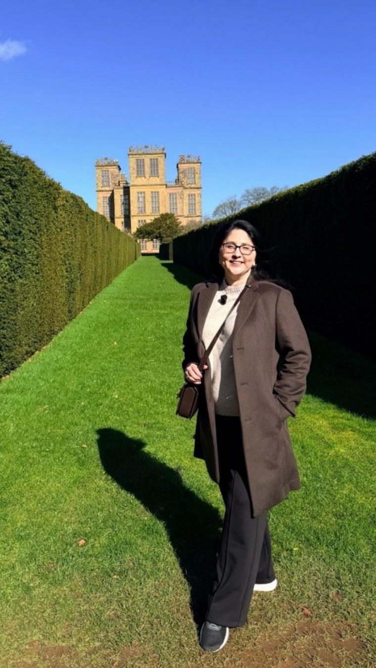 A mansão da mulher mais rica da Inglaterra 🏴
A Hardwick Hall, localizada em Derbyshire, é uma das mansões mais impressionantes da Inglaterra, tanto pela sua arquitetura quanto pela história da mulher que a construiu.
Bess of Hardwick foi uma das figuras mais influentes da era de Elizabeth I, acumulando uma fortuna extraordinária e deixando seu legado em uma casa que, até hoje, impressiona pelo uso inovador de vidro e pela grandiosidade.
Além da história, o local também ganhou destaque no cinema, sendo usado como cenário em produções do universo Harry Potter, a mansão da família Malfoy, reforçando ainda mais sua atmosfera única.
Uma visita que combina poder feminino, história inglesa e um toque cinematográfico.
🎬 Temos o vídeo completo dessa experiência no nosso canal de vídeos longos EmiLou Day by Day - Irmãs Viajantes (link na bio)