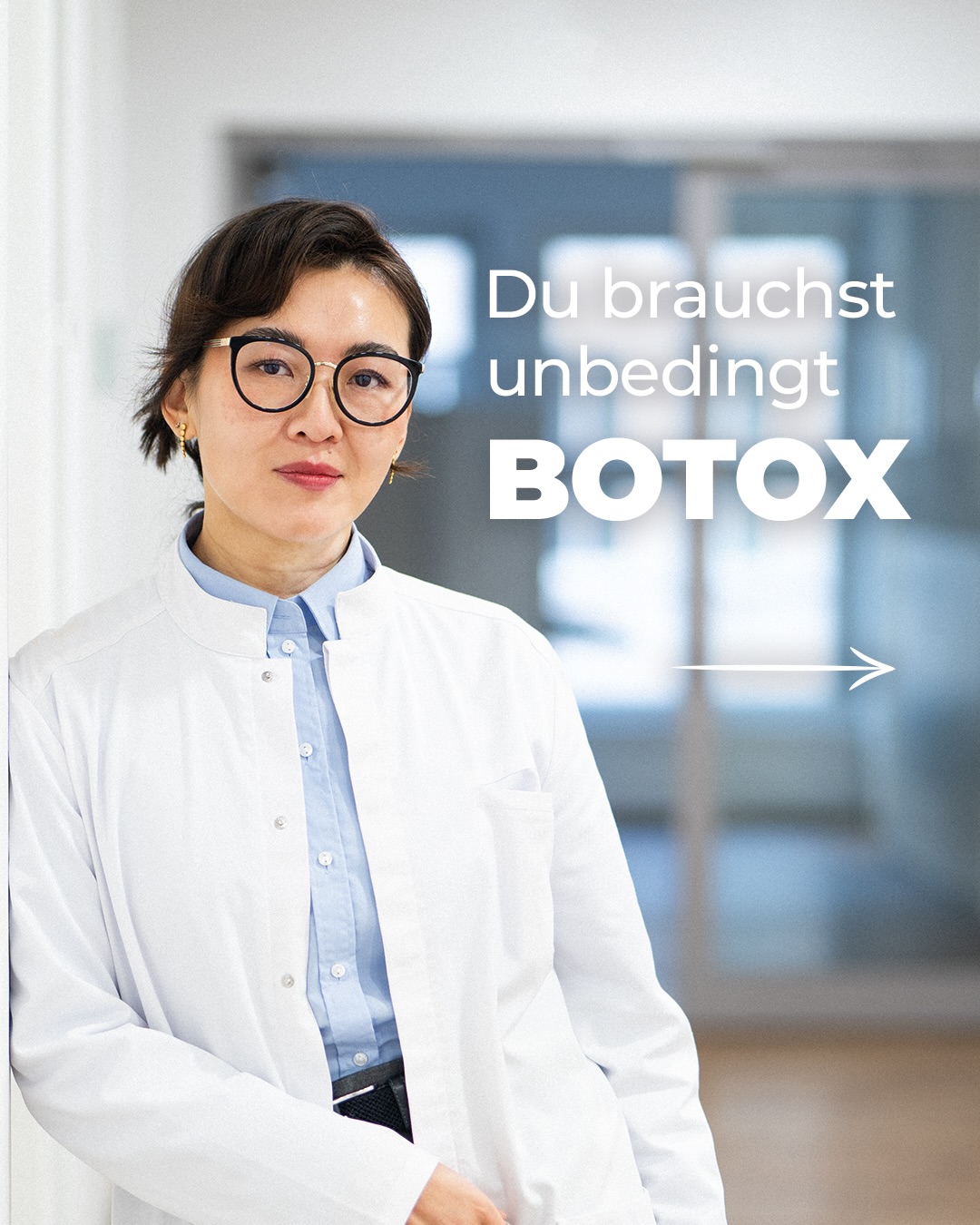 Du brauchst unbedingt BOTOX wenn..
•Mimische Falten sichtbar werden
Wenn Stirn, Zornesfalte oder Krähenfüße bereits beim Entspannen des Gesichts auffallen, können diese Linien mit BOTOX sanft geglättet werden, bevor sie tiefer werden.
•Du dein Gesicht entspannter wirken lassen willst
Manchmal wirkt man müde, angespannt oder streng, obwohl man sich eigentlich frisch fühlt. BOTOX kann gezielt die Muskelspannung reduzieren und das Gesicht offener, freundlicher und harmonischer erscheinen lassen.
•Du natürliche Ergebnisse bevorzugst
BOTOX kann so dosiert werden, dass die Mimik erhalten bleibt und das Gesicht nicht „eingefroren“ wirkt. Wer Wert auf subtilen, natürlichen Effekt legt, profitiert besonders von dieser Behandlung.
Wenn du dich dafür interessierst, kannst du gerne Kontakt mit mir aufnehmen. Ich beantworte alle Fragen, erkläre die Möglichkeiten und erstelle gemeinsam mit dir einen individuellen Behandlungsplan.
Eure Fachärztin Fr. Ludewig😊
#ludewig #btx #düsseldorf #ästhetischemedizin