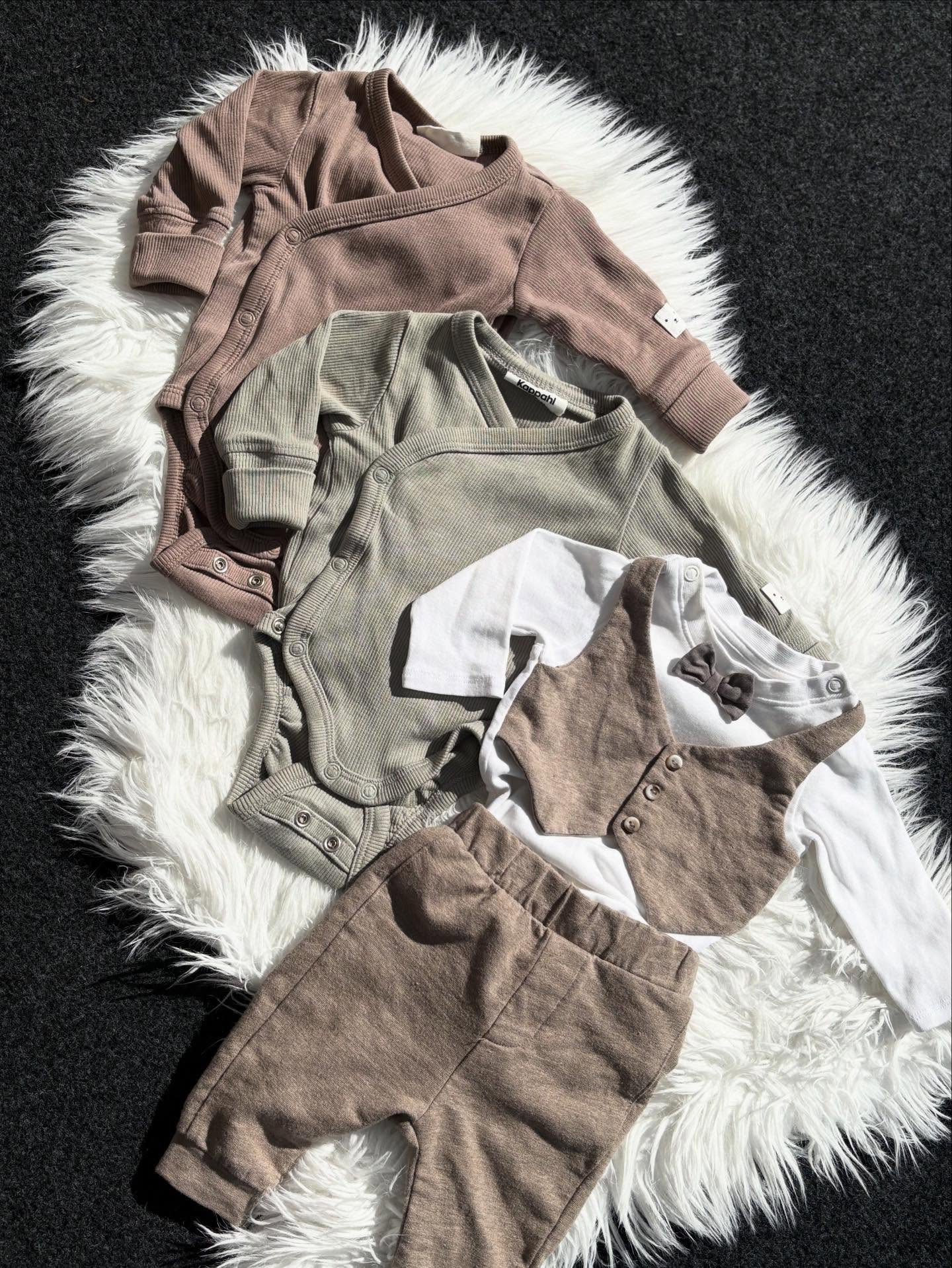 Bebiskläder storlek 50 💛
Brun body, Kappahl - 49kr
Grön body, Kappahl - 49kr
Set, H&M - 79kr