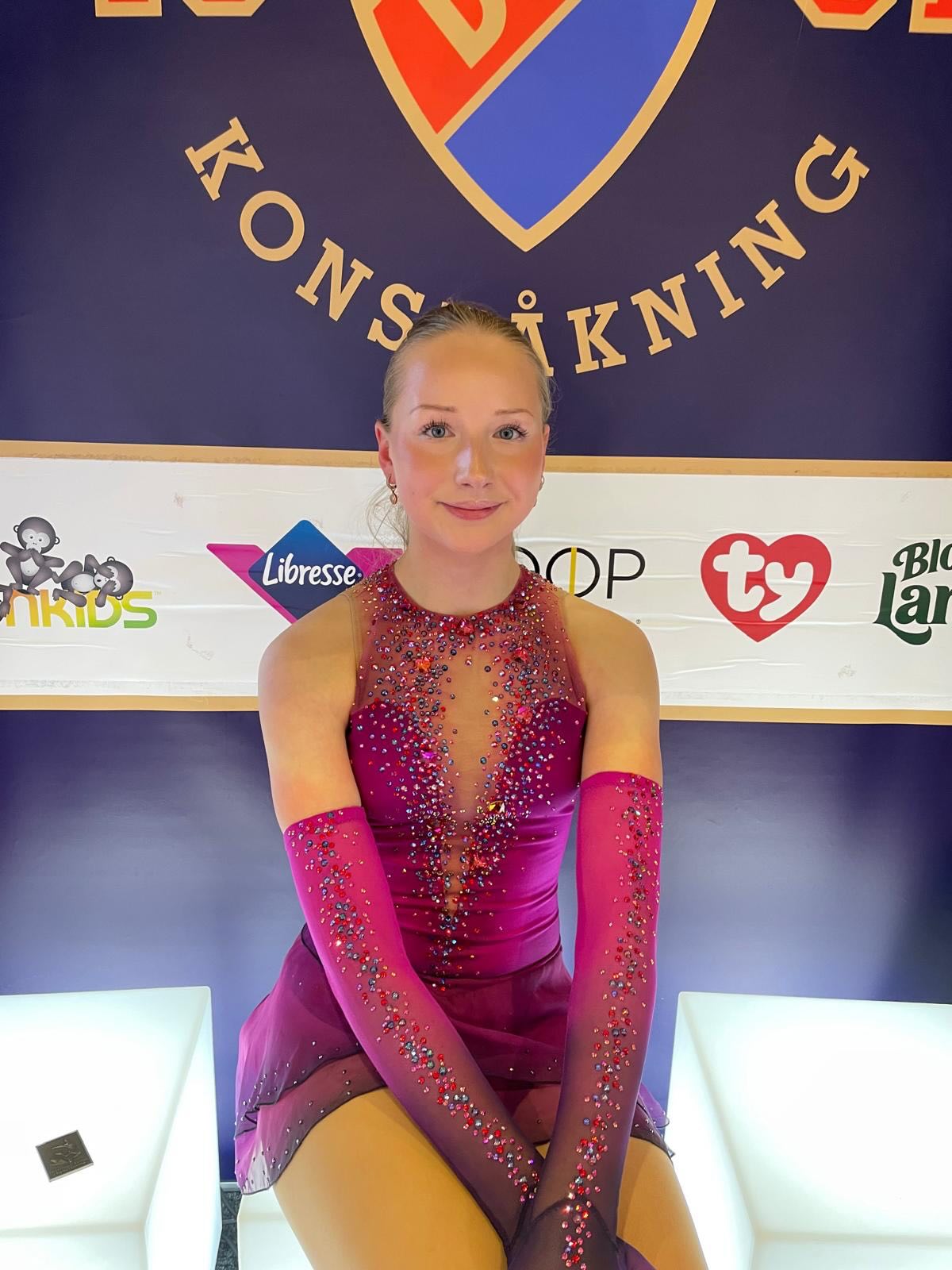 Under helgen gick sista nationella serietävlingen för säsongen i Husby 🇸🇪
Från klubben deltog:
Ungdom 16 Flickor
Hedda Hedström
Junior Damer
Ester Norlander
Sofia Palmqvist
Lilly Norlander
Fina åk och vilket fantastiskt jobb ni gjort hela säsongen! 👏✨