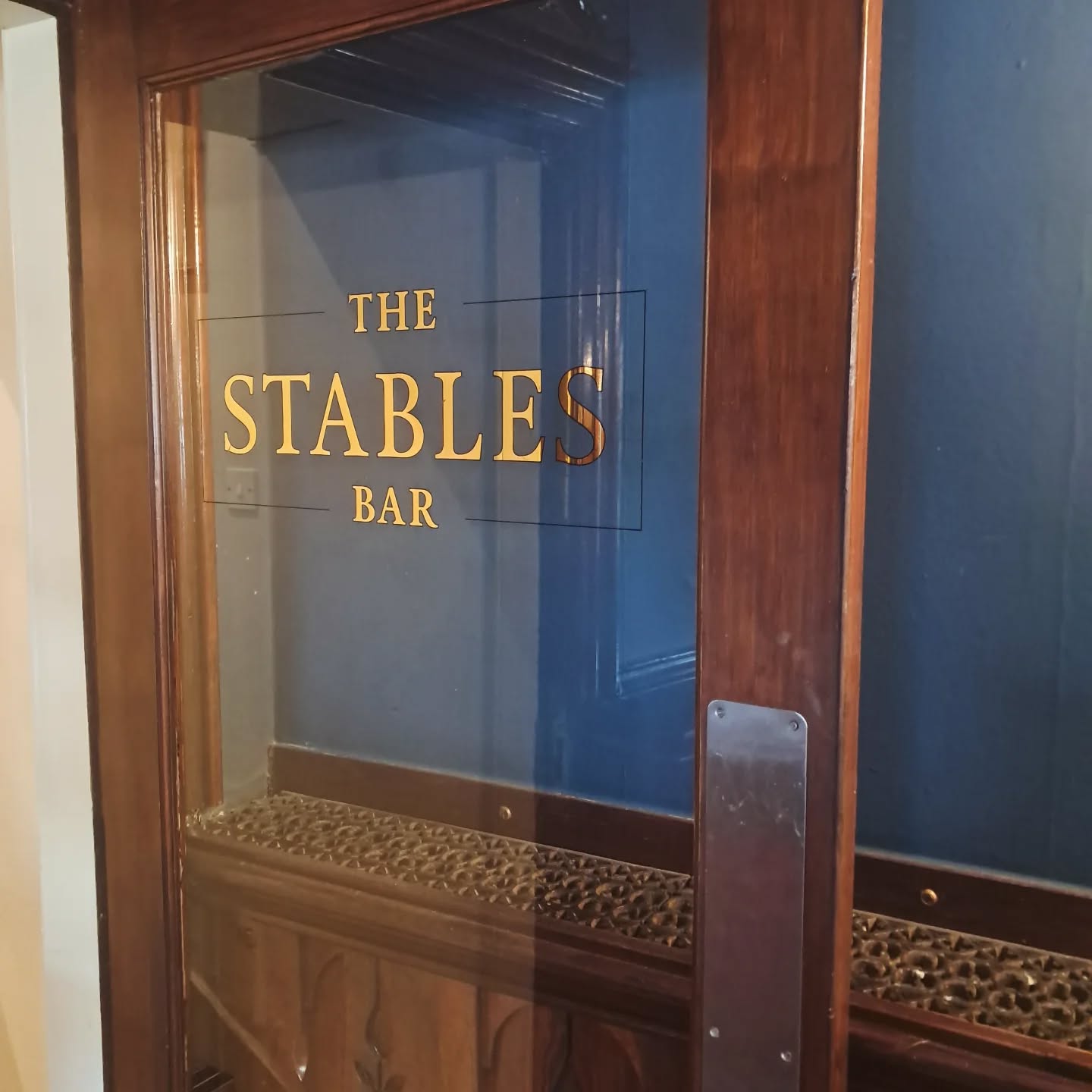 STABLES BAR OPEN! Did you know Stables Bar is now open Monday through Thursdays from 4pm? Serving your favourite pub food, or maybe a cheeky pint - its the perfect place for a weekday catch up. Come say hi!
#SupportLocalScotland #stablesbar #LongniddryInn