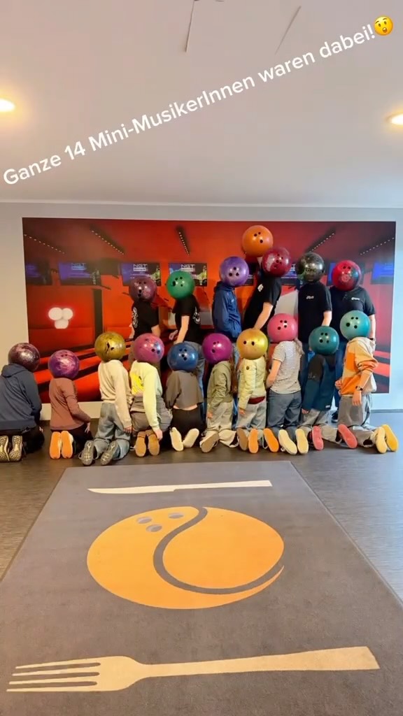 🎳🥳 Unsere Mini-Musik war bowlen 🥳🎳
14 Kinder von der Mini-Musik waren gemeinsam bowlen und haben einen richtig schönen Samstag als Ausflug genossen – natürlich mit leckeren Snacks und Getränken 🍿🥤
Die Finger durften ausnahmsweise mal keine Ventile und Klappen drücken sondern die 3 Grifflöcher vom Bowlingball nutzen um den Bowlingball richtung STRIKE zu bewegen. 🎳
Unsere neuen MV-Polos wurden dabei vom Orga-Team JUGEND auch direkt zum ersten Mal eingesetzt 👕✨