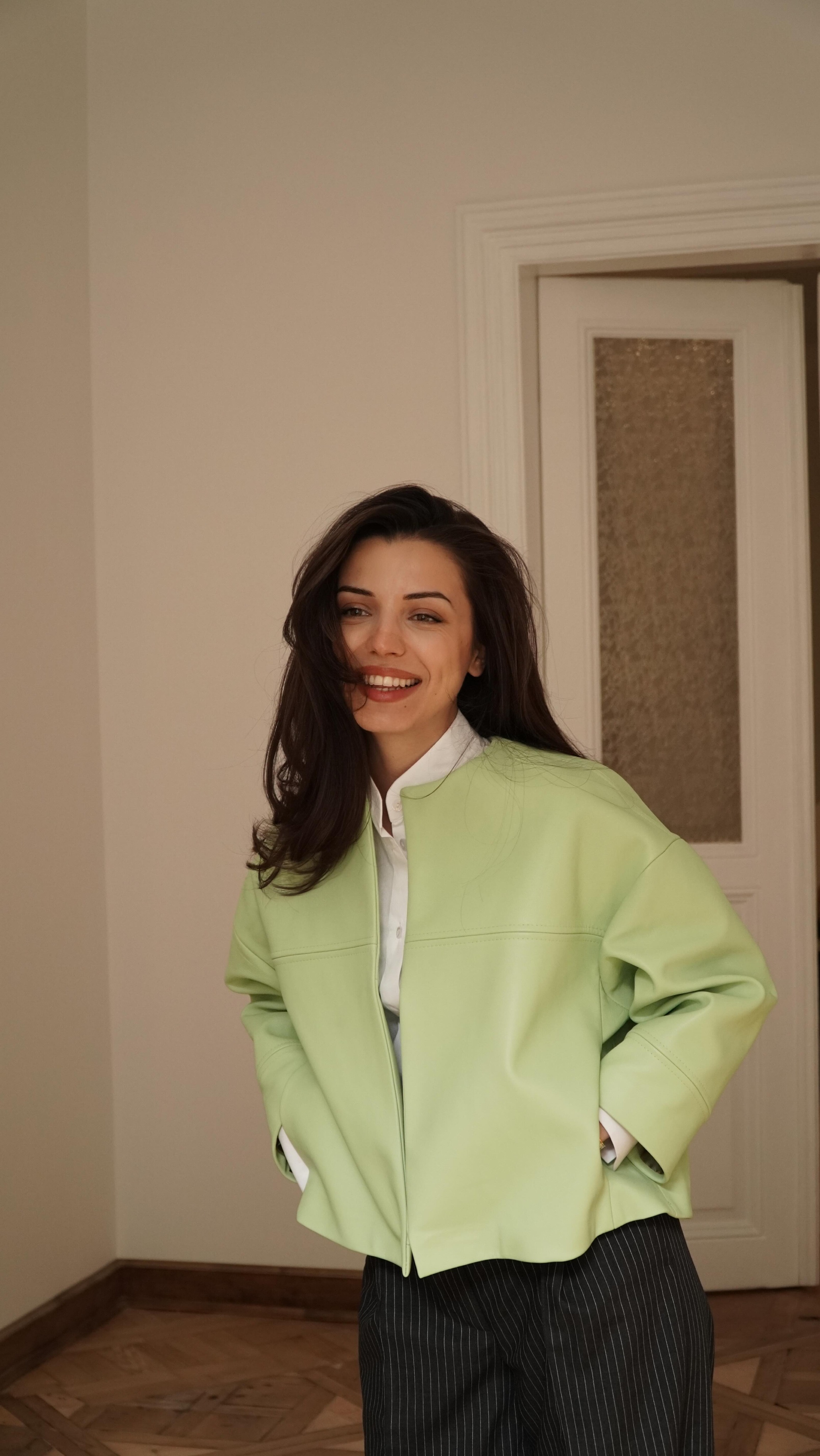 Виріб з шкіри - це річ, яка буде довговічною, завжди актуальною та стильною.
Ми зробили лаконічну, шкіряну куртку. Продумали усі моменти: для світлих виробів важливий максимально простий крій, аби річ зберігала гарний вигляд і пасувала для будь-яких образів та подій
Limited Edition
100% leather
Onesize
27 000