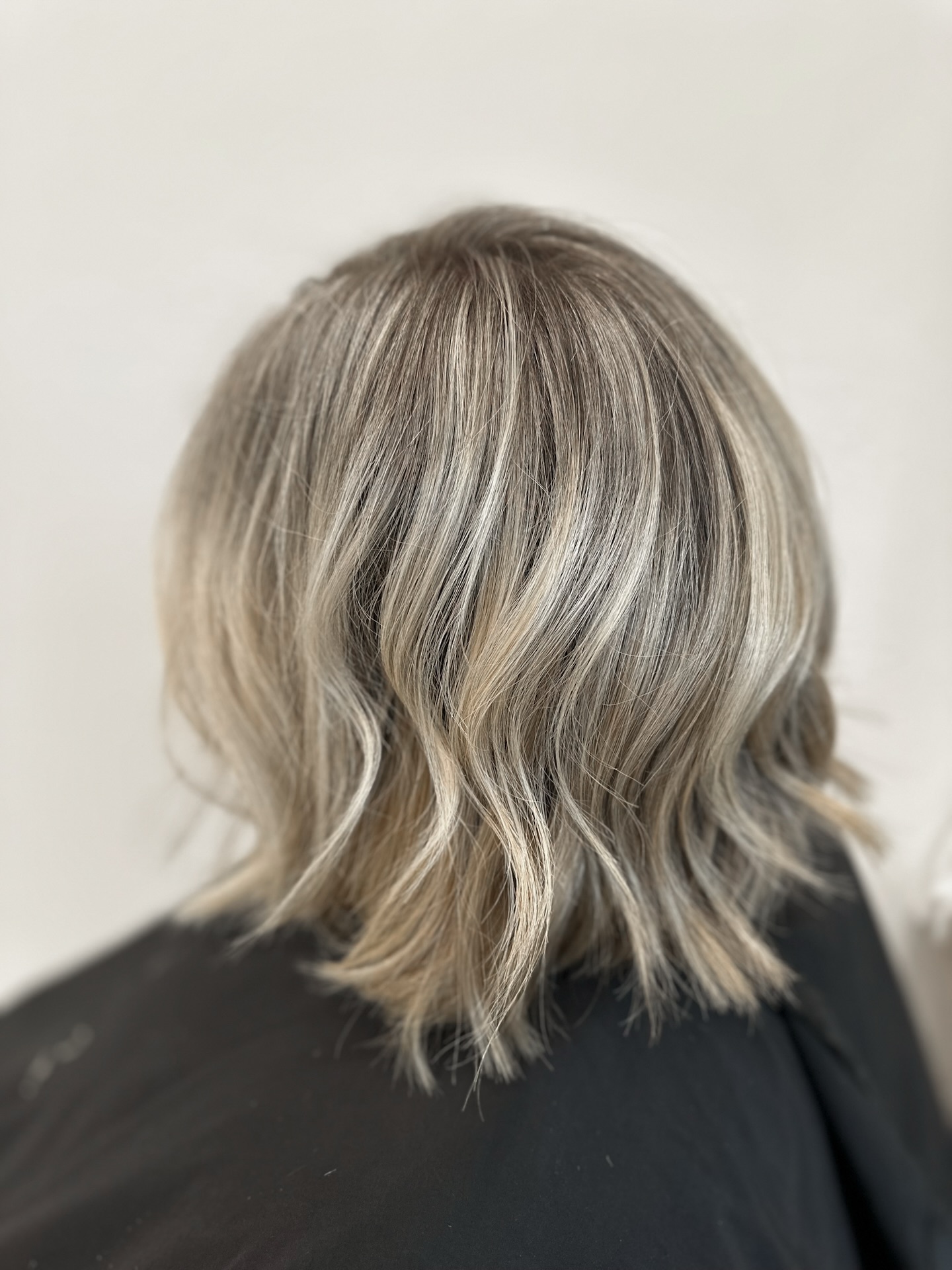 When your hair matches your personality.
Ma chérie, bright, bold and beautiful. 💕
Loved spending the day making my sweet friend blonde again. 💕
.
Stylist: @andrea_thebespokehairco
Co-stylist: @ellies_element
Assistant: @cosmeticswithcassidy
.
#puntagordahair #blondespecialist #portcharlottehair #northporthair #blondehairgoals
Punta Gorda Hair Salon | Bespoke Hair | Luxury Hair | Blonde Beauty | God is Good | Hair is my ministry