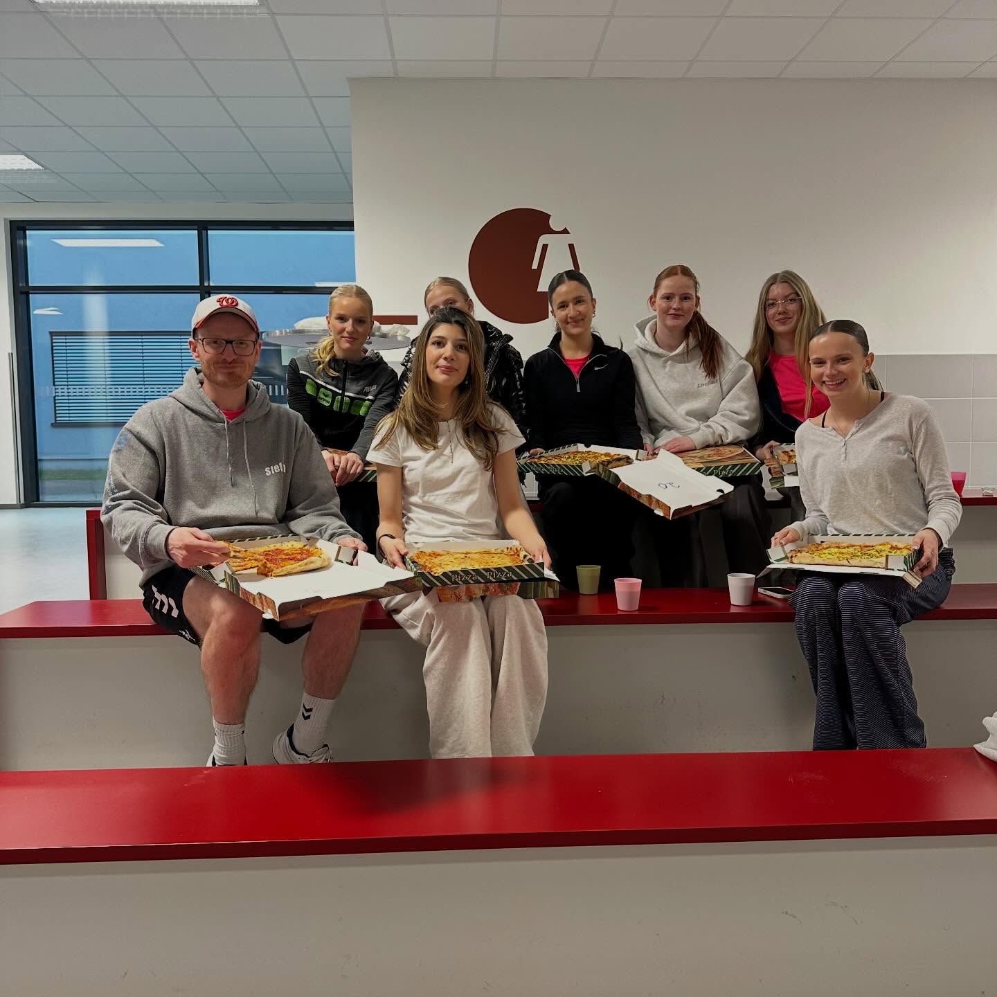 Heute mal kein sportliches Bild von unseren 3. Damen vom letzten Spieltag. 😉🍕
Zum Spiel gegen unsere 2. Damen kann man ja etwas im entsprechenden Beitrag lesen…mehr muss an dieser Stelle nicht gesagt werde. 🫣
Im zweiten Spiel des Tages gegen die 3. Damen der SF Aligse zeigten sich die Mädels, trotz minimaler Besetzung in toller Form. Sichere Aufschläge und einige tolle Angriffe sorgten für gute Stimmung auf dem Platz und auf der Bank. Zwar gab es eine 0:3 Niederlage, aber jeder Satz war hart umkämpft und ging immer in die Crunchtime. Zumindest den längsten Ballwechsel des Spiel (es ging gefühlte 5 Minuten hin und her) konnte das Team für sich entscheiden. So standen am Ende zwar 0 Punkte, aber trotzdem waren alle zufrieden.
Am 25.04. geht es jetzt zum letzten Spiel nach Hambühren.
#tusaltwarmbüchen #tusaltwarmbüchenvolleyball #nwvv #volleyballmädels #tussis