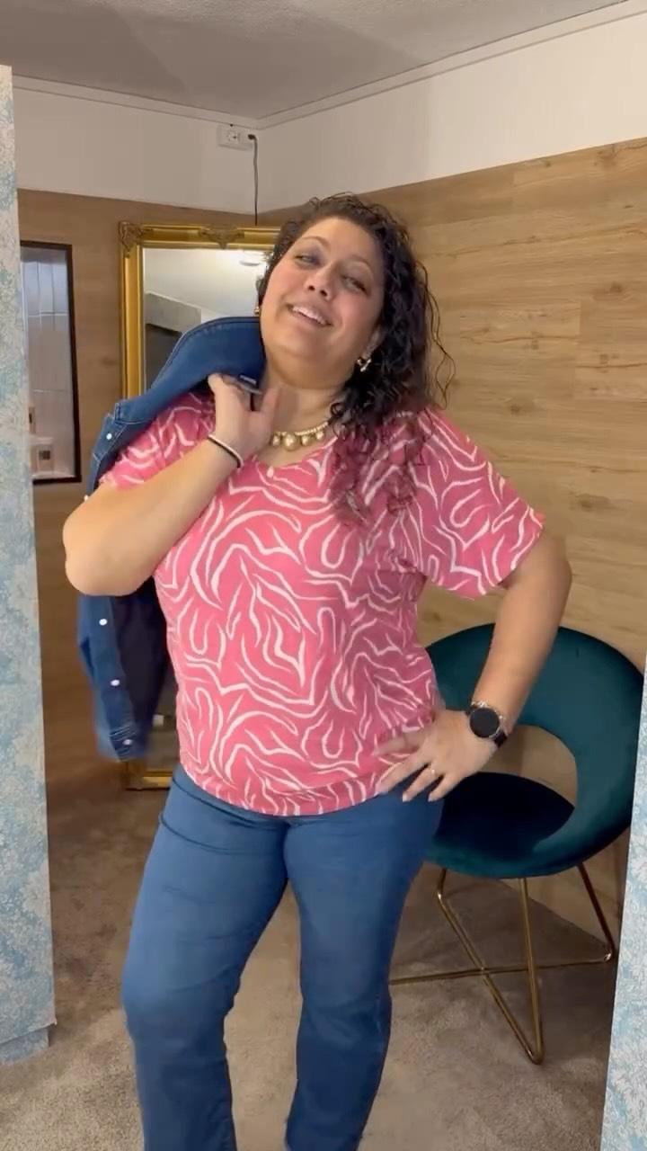 KLASSISCHER LOOK VS. FARBIGER LOOK
Was gefällt dir mehr oder magst du beides?
Schreib uns deine Meinung.🤗
connected BY fashion
#klassischerlook #springcolors #modemitleidenschaft #marxzell #bystylez