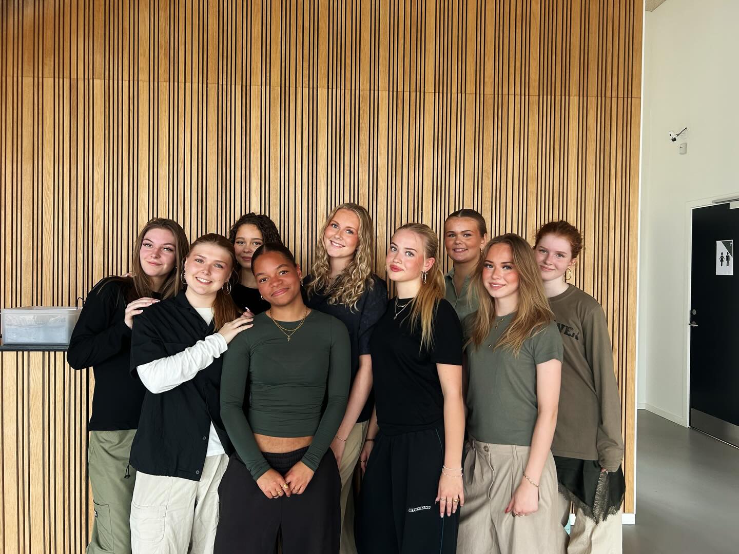 Vores seje dansepiger er klar til at indtage scenen og vise deres konkurrencedans til Warm Up – Ny elev-dag på fredag! 💃✨
Vi glæder os helt vildt til at møde alle de nye skønne elever, der starter i det kommende skoleår – og deres familier. Og ikke mindst til at se vores dygtige dansepiger give den max gas og sprede danseglæde på scenen! 🤩😍