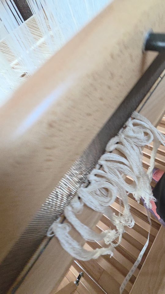 Threading the reed in one inch bundles. 24epi is 2 per dent in a 12 dent reed.
#sunriselodgefiberstudio #weaversofinstagram #weaving #handweaving #threading