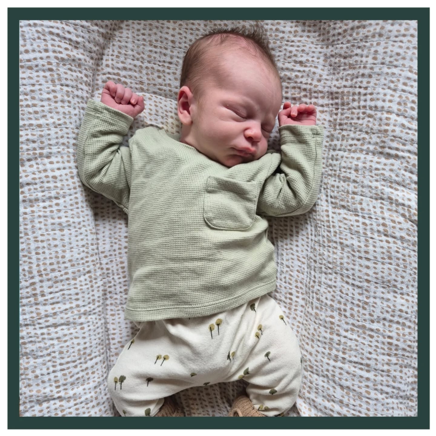 WELKOM LIEVE MILAN! 💙
Deze knappe kerel is geboren op 1 april, nee dat is geen grapje! 🤭 Hij weegt 4010 gram en is geboren met 39+4 dagen.
Om 23:30u belt papa Jerome; de weeën zijn begonnen! 📞 Bij aankomst van verloskundige Milan en student Mado, zat Moniek in bad super goed de weeën weg te zuchten. 🛁 Milan en Mado hebben bijna niks gedaan, Moniek haar lichaam gaf precies aan wat het moest doen. 💪 Zonder inwendig onderzoek te hebben gedaan, heeft Moniek haar lichaam aangegeven in welke fase van de bevalling zij zat. Milan en Mado hoefden alleen maar te ondersteunen, zo mooi hoe de natuur dat heeft bedacht. 🥰 Op een gegeven moment kon Moniek de persdrang niet meer wegzuchten en al snel daarna werd kleine Milan geboren om 01:24u. Mado begeleidt hem naar Moniek en ze pakte haar eigen zoon zelf in bad aan, wat bijzonder. ❤️ En wat super bijzonder dat baby Milan werd geboren bij verloskundige Milan! Dat moest zo zijn! 😍
Moniek kwam uit bad om de placenta geboren te laten worden. Ondanks iets ruimer bloedverlies, konden we toch thuis blijven. Grote zus Merel heeft de hele bevalling lekker geslapen in haar eigen bedje 😴 en kwam 's ochtends haar broertje bewonderen. 👶
Lieve Moniek, Jerome en Merel. Geniet van jullie mooie mannetje Milan. Heel veel geluk met jullie prachtige gezin en wie weet tot in de toekomst!
Liefs Team LEV! 🤎
#bevalling #thuisbevalling #badbevalling #itsaboy #welkomkleintje