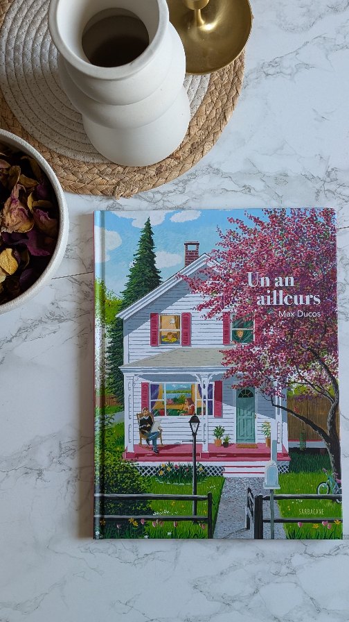 Aujourd'hui j'ai reçu l'album « Un an ailleurs » publié chez @editionssarbacane !
✨ Résumé ✨
La famille Ducos s’installe pour un an dans le nord de l’État de New York : le voyage, c’est l’aventure !
As-tu déjà imaginé t’installer avec tes parents une année entière dans une maison et un pays inconnus ?
C’était le rêve du peintre Max Ducos, qui t’emmène, le temps de ce livre, dans les bagages de sa propre famille, au fond d’une vallée secrète a deux heures de New York. Les saisons défilent, la maison se pare pour les fêtes puis se couvre de neige, les filles de Max s’élancent au-dehors, d’élégants petits animaux s’approchent … Au fil des pages, partage les surprises, les émotions, les jeux, les rencontres, les découvertes - en un mot, la joie ressentie tout au long de cette année exceptionnelle. Une expérience qui changera la vie des deux fillettes. La tienne aussi, peut-être ?
#bookstagram #AlbumIllustré #booklover #BookCommunity #unboxing
