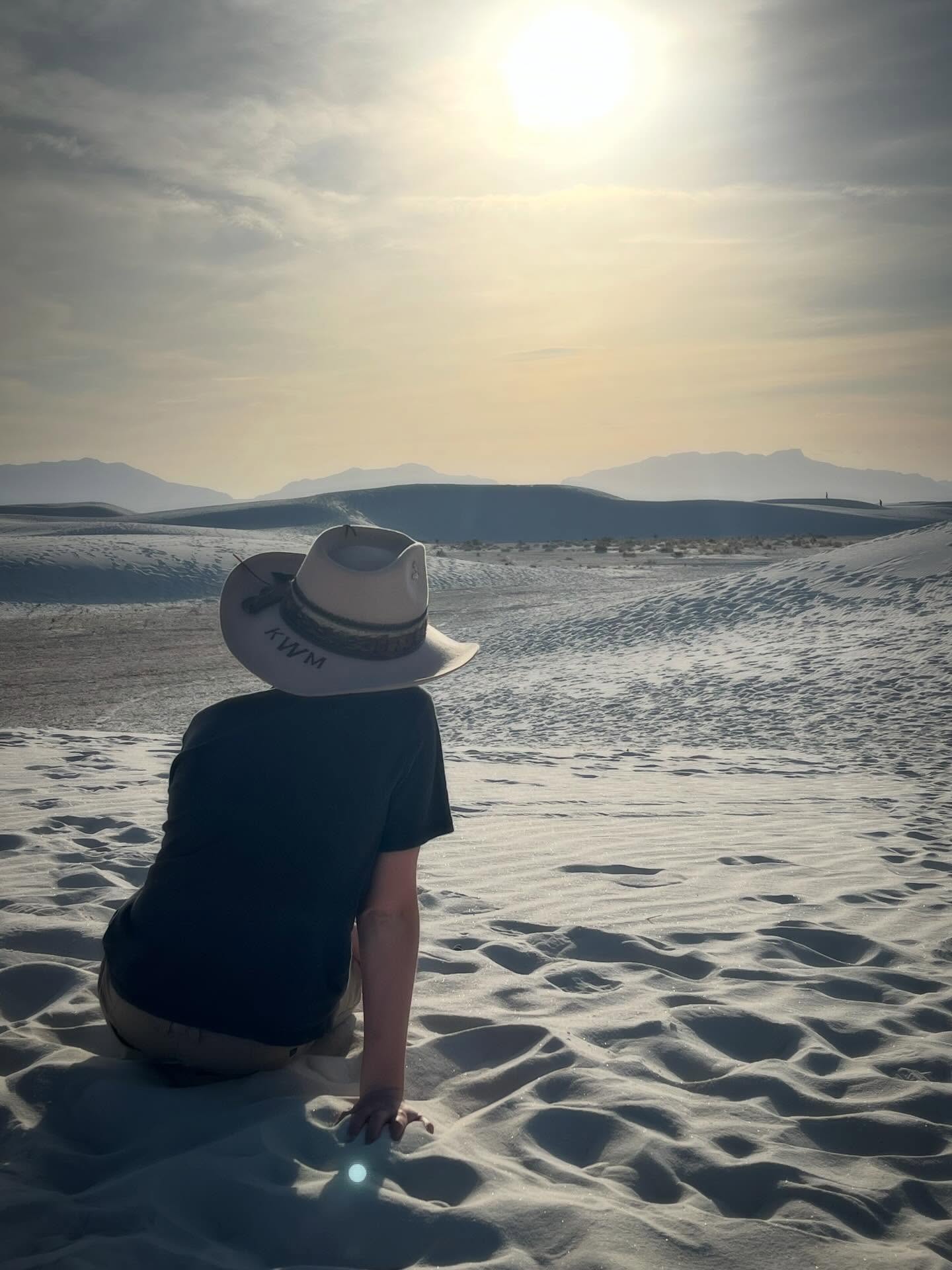 Watching him take it all in at White Sands 🤍🌅 There’s something truly magical about this place—the kind that slows you down and lets even the smallest moments feel big, especially through a child’s eyes.
#WhiteSands #FamilyTravel #LittleMomentsBigMemories #DesertMagic #SunsetViews