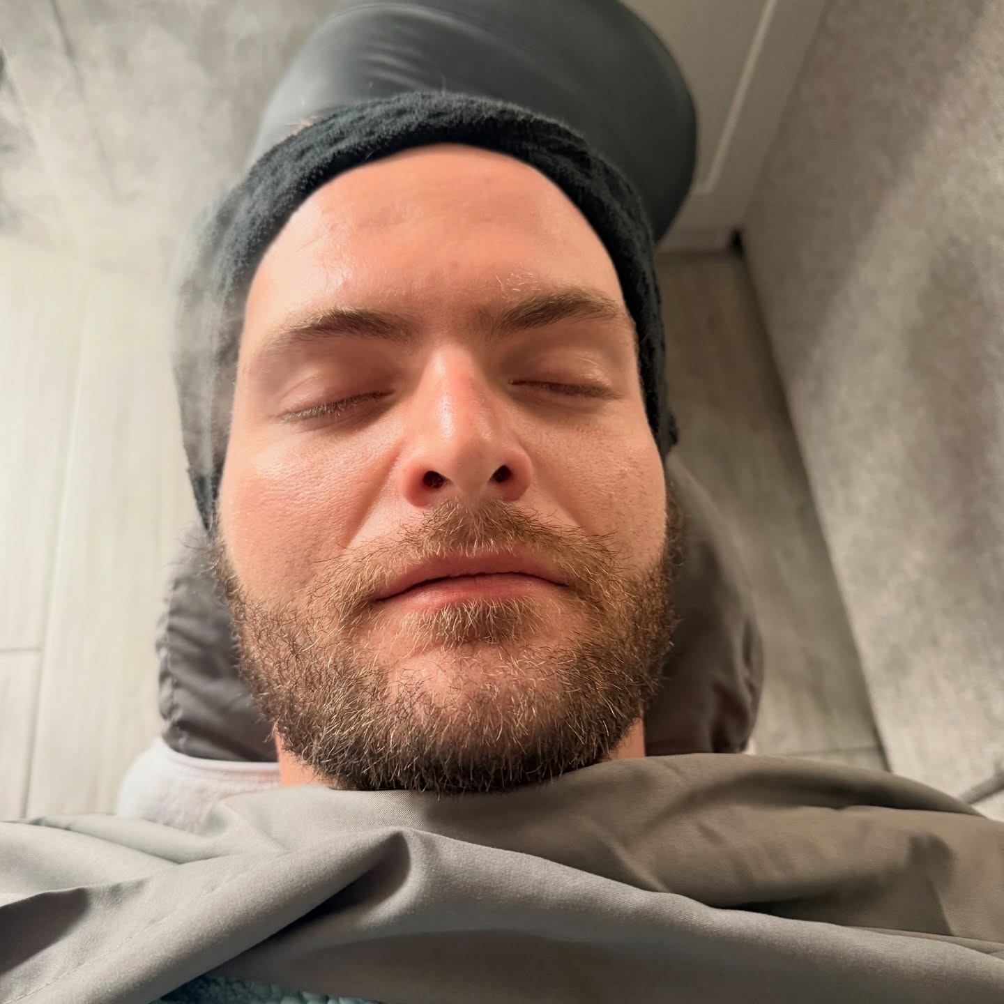👨🔧Men need skincare love too. This treatment focused on resurfacing and renewal—microdermabrasion, a glycolic mask, red light therapy, and a clean eyebrow wax to refine the details.
Skin is a system, not a surface.