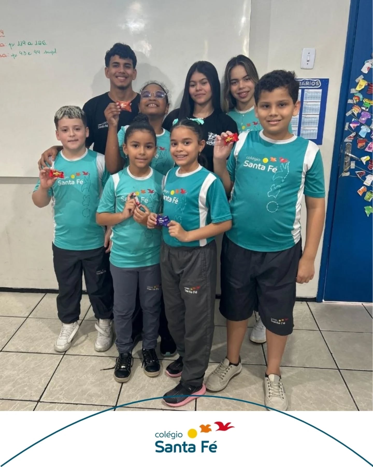 Nossos alunos do terceirão visitaram as turmas do 4º e 5º ano para compartilhar seus estudos sobre os povos indígenas, Tiradentes e a chegada dos portugueses.
E não parou por aí: teve quiz, perguntas e respostas e até entrega de brindes, tornando o aprendizado ainda mais leve e divertido.
Uma experiência de troca, conexão e construção de conhecimento ✨