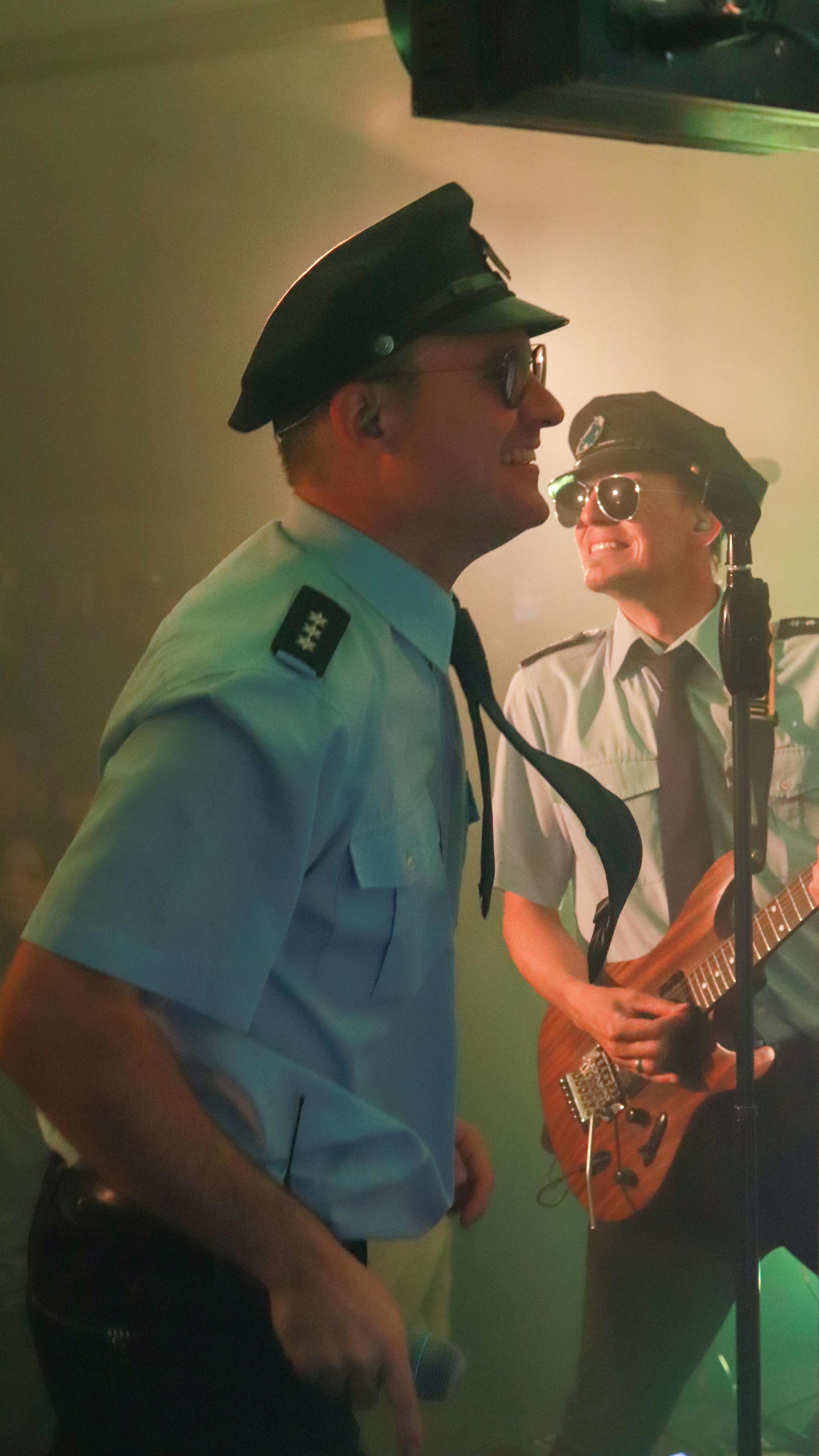 Jede Show ein Highlight! Wenn die Party-Police ausrückt, gibt’s neben fettem Sound auch eine mitreißende Show fürs Auge. Damit wir auch durch euren Bezirk streifen: Anfragen zur Buchung über den Link in der Bio. #partyband #jetztbuchen #partytime #liveband #livemusik