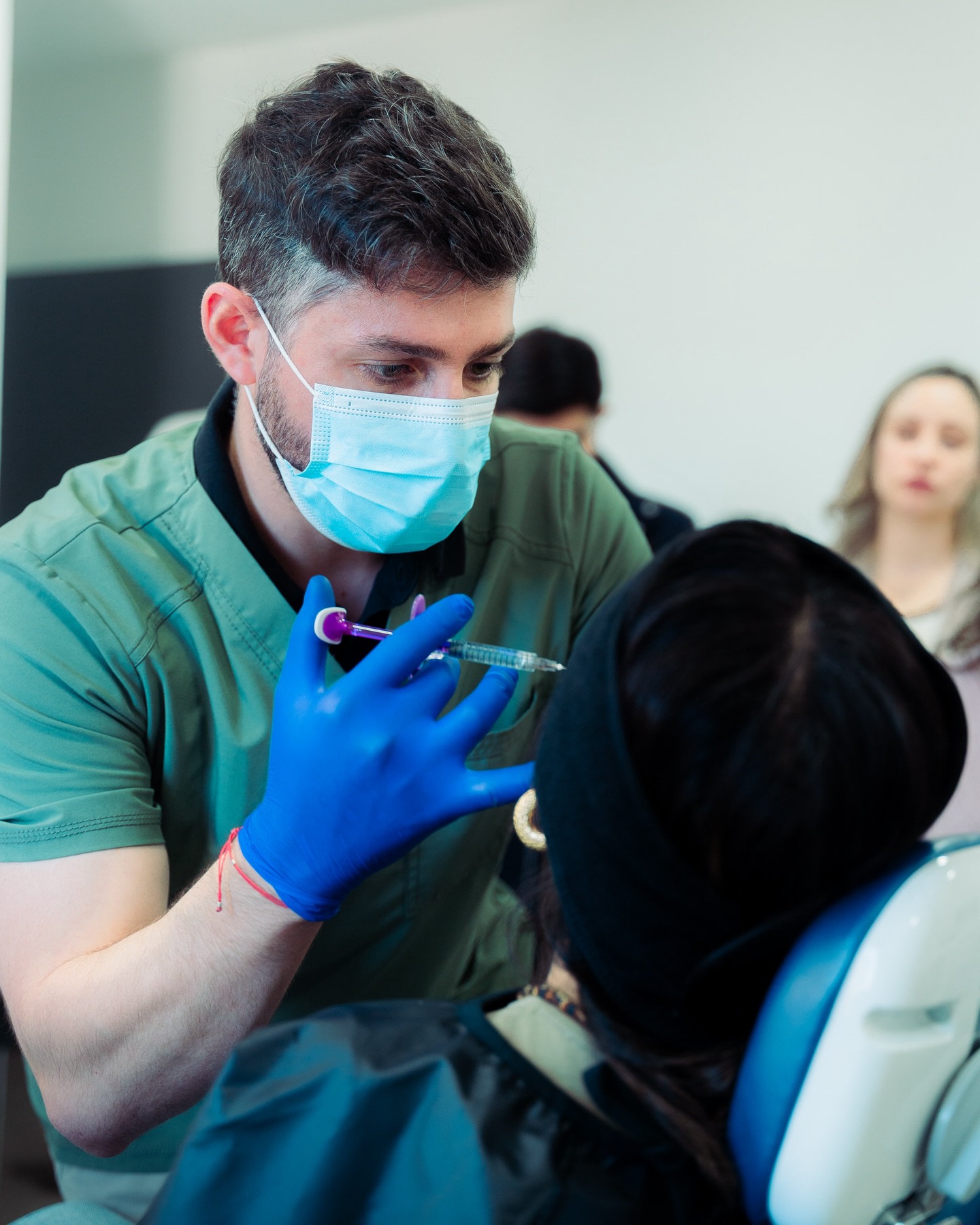 El experto en estética facial @dr.mattatall visitó Clínica Ramis.
Jornada de actualización en las últimas técnicas de armonización facial, con productos @teoxane_en_chile y el respaldo de @aestheticspro_chile.
📍 Valdivia · @dra.suarezvalentina · @dra.henriquez_med 🤍