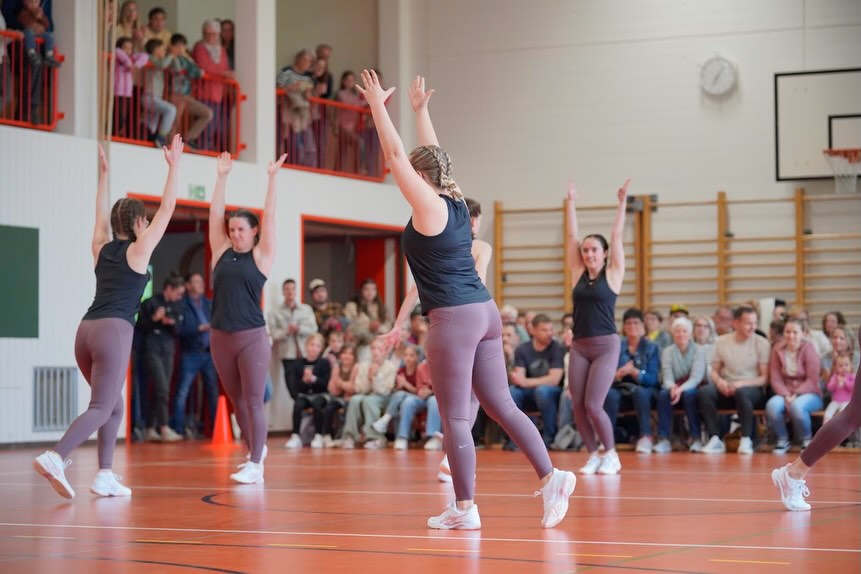 Alle Jahre wieder - das Showtraining vor heimischem Publikum findet grossen Anklang, ganz zur Freude aller Turner:innen. Anschliessend durfte ein gemütlicher Ausklang mit Familie, Freunden und Bekannten natürlich nicht fehlen. Das erste Kräftemessen für Team Aerobic, Barren und Schaukelringe steht in rund zwei Wochen, am @tannzapfe_cup, auf dem Programm. Etwas später, in rund einem Monat, sind wir am @appenzeller_kantonalturnfest am Start. Wir freuen uns auf die bevorstehende Saison - bis bald.
.
.
.
📸 Livia Zgraggen / Muriel Schuler
#tvschattdorf #mehralsturnen #turnenverbindet