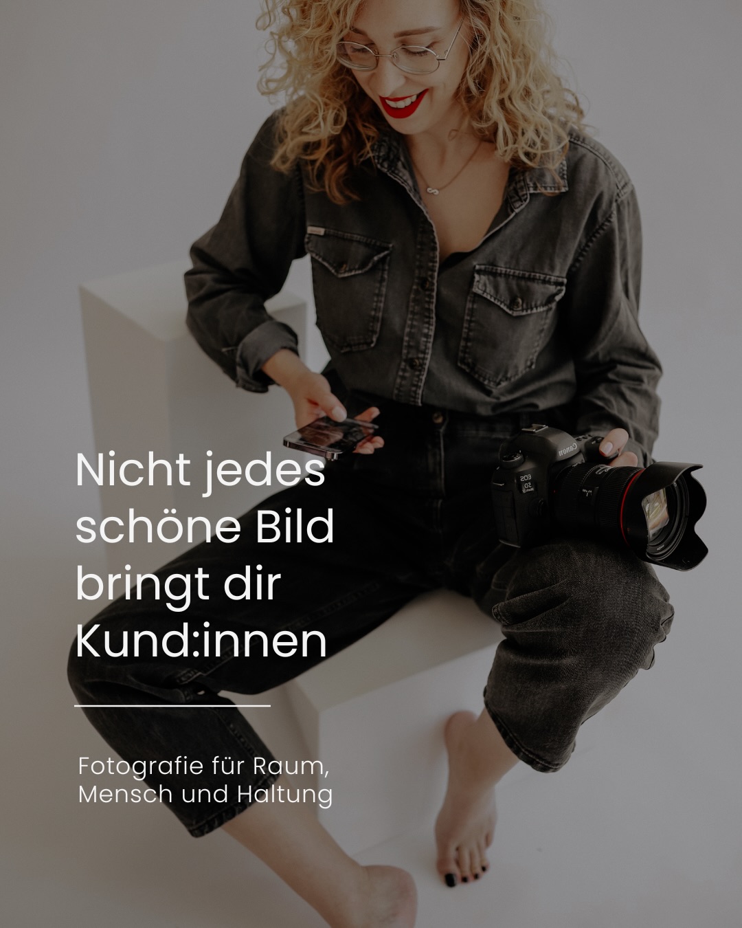 Viele zeigen einfach, was sie tun. Das bedeutet im ersten Schritt, dass sie ihre Leistungen, Projekte oder Produkte in einem Portfolio zeigen. Also „nur schöne Bilder“ von ihren Ergebnissen.
Machst du auch? 🫣
Dann lies mal weiter! Ich erzähl dir nämlich wo dadrin das Problem liegt!
Wenn du nur zeigst, was du machst, dann brauchst du dich nicht zu wundern, wenn du am Markt austauschbar wirkst oder deine Wunschkunden ausbleiben. Und das Problem dabei ist nicht, dass diese Bilder nicht gut sind. Sondern, dass sie nichts über dich erzählen.
Ein Fotos von einem Raum oder einem Produktes zeigt genau das. Aber auch eben nicht mehr. Es zeigt weder dich als Gestalterin dahinter, noch etwas über deine Haltung und deine Werte die in all deine Arbeit fließen. Aber genau das macht den Unterschied!
Wenn du merkst, dass deine Außendarstellung noch nicht das zeigt, was deine Arbeit eigentlich ausmacht, dann bist du hier richtig 👋🏻
Denn genau an diesem Punkt setze ich an. Ich fotografiere nicht einfach, was da ist, sondern ich übersetze, wofür du, deine Marke und dein Arbeit stehen.
Als Fotografin für Interior & Portrait denke ich Räume, Menschen und Marken immer zusammen.
Damit Bilder entstehen, die nicht nur zeigen, sondern dich klar positionieren.
Bilder, die verkaufen weil sie spürbar machen, warum man genau dich buchen sollte. Das ist mein Ziel in unserer Zusammenarbeit!
Getreu dem Motto:⠀
Licht. Form. Atmosphäre.
Und die leise Geschichte dazwischen.
📷 Hey ich bin Vicky,
Interior & Brand Fotografin für Personal Brands & Marken mit Designfokus.
Mensch, Produkt & Raum zu einem stimmigen Markenbild verbunden.