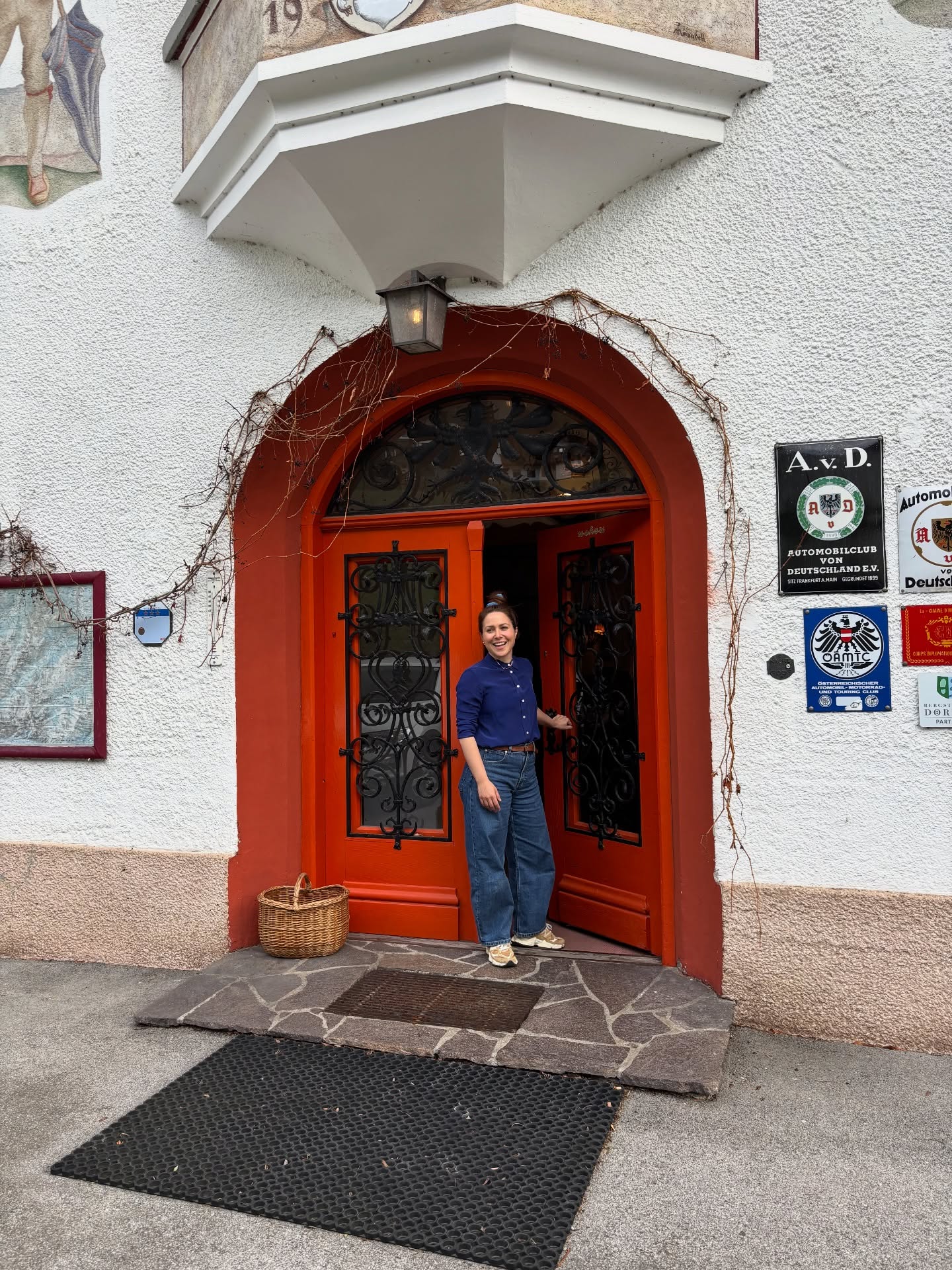 Trinserhof in Transition.
Wie bringt man ein 100 Jahre altes, historisches Hotel in die Zukunft, ohne dass es seine Seele verliert?
Das haben wir auf der Pressereise und dem Besuch bei Jess, Jenn und Harry Covi in Tirol erlebt.
Hier verschmelzen malerische Alpenlandschaften und historische Architektur mit gelebter Gastfreundschaft und zeitgenössischem Design.
Wir bedanken uns sehr herzlich bei den Teilnehmerinnen Franziska Horn, Julia Korn, Evelyn Pschak von Rebay, Maren Böttcher und Daniela Zimmer sowie Jess Covi und dem wunderbaren Team des Trinserhofs.
@franziska_horn @juliakorn.art @pschak_von_rebay @chosenbyarchitects @jessicacovi @hoteltrinserhof
#trinserhof
#NicklConnect
