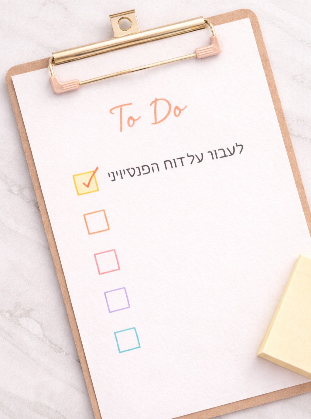 אנחנו חיים בחוסר וודאות טואטלי אבל שני דברים בטוחים:
1. לפני החג קבלתם את הדוח הפנסיוני
2. לא פתחתם אותו (:
הדעה הרווחת היום היא שכשנהיה גדולים לא תהיה לנו פנסיה. התחושה היא שמשהו שם יקרוס בדרך, שהכסף ייעלם ושעל מה שיש היום אי אפשר לסמוך. במציאות לא רק שתהייה לנו פנסיה אלא שלנו יש הרבה השפעה על כמה יהיה בה, אז ממש משתלם לפתוח ולהבין אותו.
מדריך להבנת הדוח ומה אפשר לעשות כדי להגדיל את הפנסיה - בסטורי