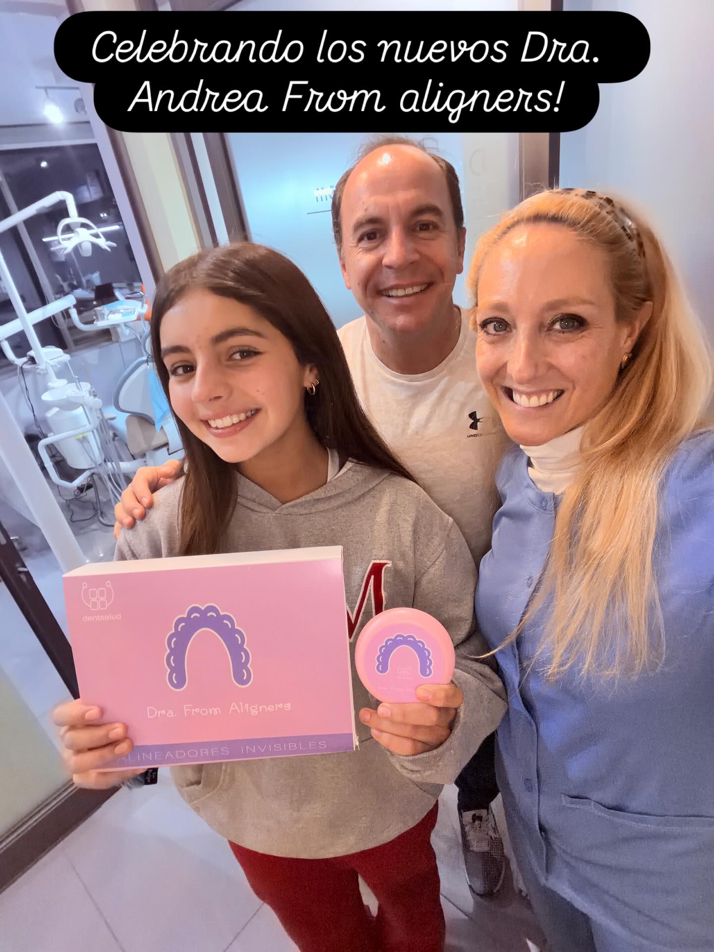 Celebrando los nuevos alineadores Dra. Andrea From aligners junto a @sophie.deglin ✨
Hace algunos años tuve el agrado de atender a su papá @deglin30, y hoy es un verdadero honor acompañar a su hermosa hija en este proceso, realzando su sonrisa para que siga brillando y destacándose en sus actividades académicas en @stmargarets_oficial 💙
Gracias por confiar en nosotros generación tras generación. ¡Nos encanta ser parte de estas historias familiares y ver crecer estas sonrisas! 🌷😁
#draandreafrom #alineadoresinvisibles #alineadores #ortodoncia #sortch