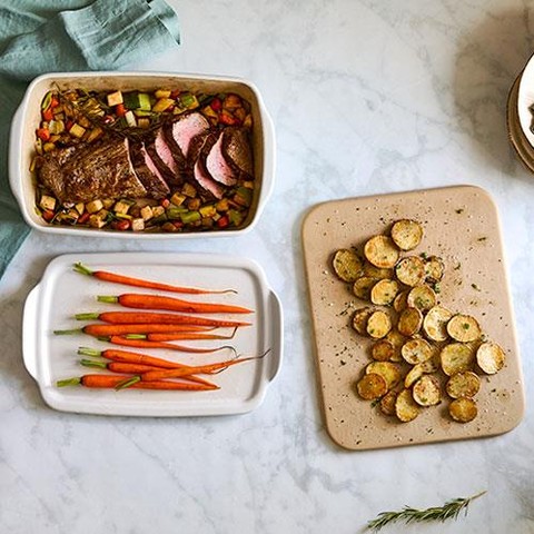 Du willst unkompliziert und lecker kochen? Mit dem Pampered Chef Grundset wird Kochen zum Vergnügen. Ich zeige Dir einfache Rezepte — vom saftigen Ofenbraten bis zum knusprigen Baguette — die ohne viel Aufwand groß rauskommen.
Mein Tipp: Nutze die Ofenhexe® für Aufläufe, den Zauberstein für knuspriges Brot oder Pizza und die Servierhexe® fürs schöne Anrichten. Kleine Variationen bei Gewürzen und saisonalem Gemüse machen jedes Gericht frisch und spannend.
Hol Dir mehr Inspiration: In meinem Rezeptheft findest Du 74 kreative Grundset-Rezepte (19,95 €) — perfekt für den Alltag. Probier eins heute aus und erzähl mir, wie es geworden ist. ♥
Link in bio! 🥖🍽️🔥
#PamperedChef #GrundsetRezepte #KochenMitFreude #BackenZuHause #Küchenhelfer #Rezeptideen #BrotSelbstBacken #Ofenhexe
