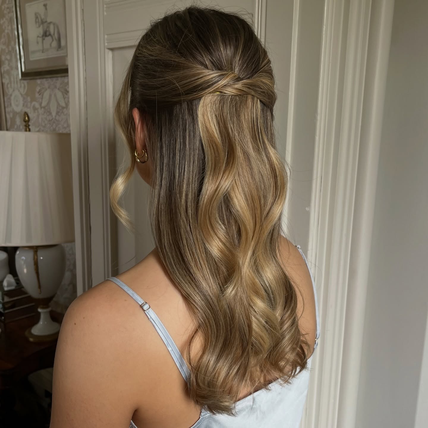 The most popular style for your bridal party ✨
Soft waves, hair gently pulled back into a twist, and face framing. This style works on nearly all hair types and is such a classic, timeless look.
Our most popular package, The Ultimate, includes hair or makeup for 6 of your bridal party, and is the perfect package to ensure you all look and feel fabulous on the day!
Drop us an email to enquire 💌