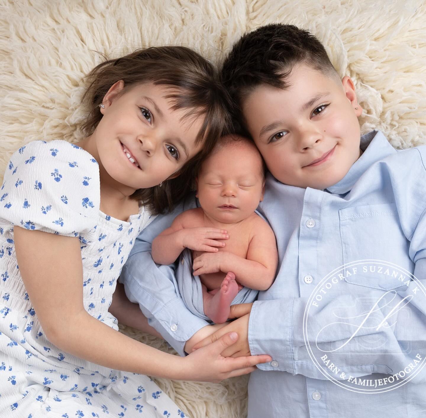 Återkommande kunder ❤️
2019 var Amelia hos mig med sin storebror för sin nyföddfotografering. Nu 7 år senare kommer de tillsammans med sin lillebror Arvid. Amelia blev måttligt besviken när jag inte hade kaninen kvar som hon hade vid sin nyföddfotografering. Det är verkligen roligt att träffa gamla kunder så många år efter och se hur stora barnen blivit. ❤️ Får en att inse att tiden går allt för fort!#nyföddfotograf #syskonfotografering #barnfotograf #fotografsuzannak_________________________________Fotograf Suzanna K med studio i Lund📍Brunnshögsgatan 15B
📧boka@fotografsuzannak.se
🌏https://fotografsuzannak.se