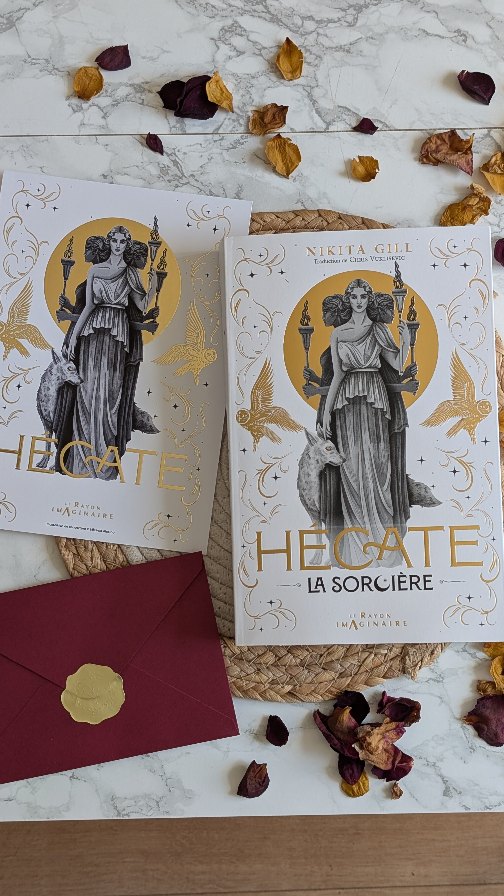 Aujourd'hui j'ai reçu « Hecate - La Sorcière » publié chez @hachetteheroes !
✨ Résumé ✨
Première « sorcière », fille des Titans Persès et Astéria, poursuivie par Zeus, Appolon et les autres nouveaux dieux olympiens, quand ceux-ci ont renversé les Titans.
Née dans un monde en feu, la jeune déesse Hécate n'a jamais connu la sécurité. Après que ses parents ont perdu la guerre entre les Titans et les nouveaux dieux de l'Olympe, Hécate est emmenée par sa mère Asteria aux Enfers, où Styx et Hadès acceptent de l'élever. Pendant ce temps, Asteria est poursuivie à travers le monde par Zeus et Poséidon et, pour échapper à leurs griffes, se transforme en une île dans une mer déchaînée.
Orpheline et seule, Hécate grandit parmi les horreurs et les beautés du monde souterrain, déchirée entre la recherche de ses pouvoirs divins, la quête de ses parents, et un puissant sentiment d'appartenance au pays des morts.
Elle va devoir découvrir seule ses pouvoirs et s’inventer un destin.
Ça vous tente ? ♥️
#hecate #unboxing #SortieLittéraire #hachetteheroes #roman