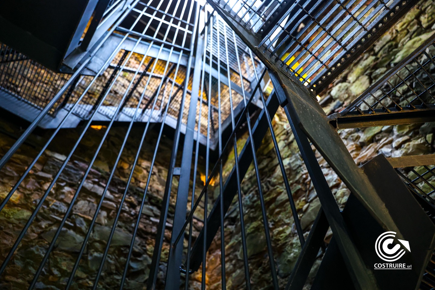 Due contesti diversi, un unico approccio: progettare e realizzare elementi su misura capaci di integrarsi con l’architettura esistente, valorizzandola.
Nel cantiere del Presidio di Montecatino, nel Comune di Lucca (frazione Cappella), all’interno dell’intervento di conservazione e restauro della torre campanaria, abbiamo realizzato una scala in ferro su misura che si sviluppa per l’intera altezza della struttura.
Un inserimento tecnico e funzionale, studiato per dialogare con la matericità storica della muratura, garantendo sicurezza e accessibilità senza alterare l’identità del manufatto.
A Castelnuovo di Garfagnana, nell’ambito della riqualificazione della stazione ferroviaria, abbiamo realizzato una scala che accompagna lo sviluppo verticale dell’edificio.
La struttura in ferro, abbinata a gradini in legno, unisce solidità e qualità estetica, contribuendo a definire un ambiente moderno, accogliente e coerente con le nuove funzioni degli spazi.
Due interventi differenti per contesto e finalità, accomunati dalla stessa attenzione al dettaglio, alla qualità esecutiva e alla capacità di adattare ogni soluzione alle esigenze del progetto.
#CostruireSrl