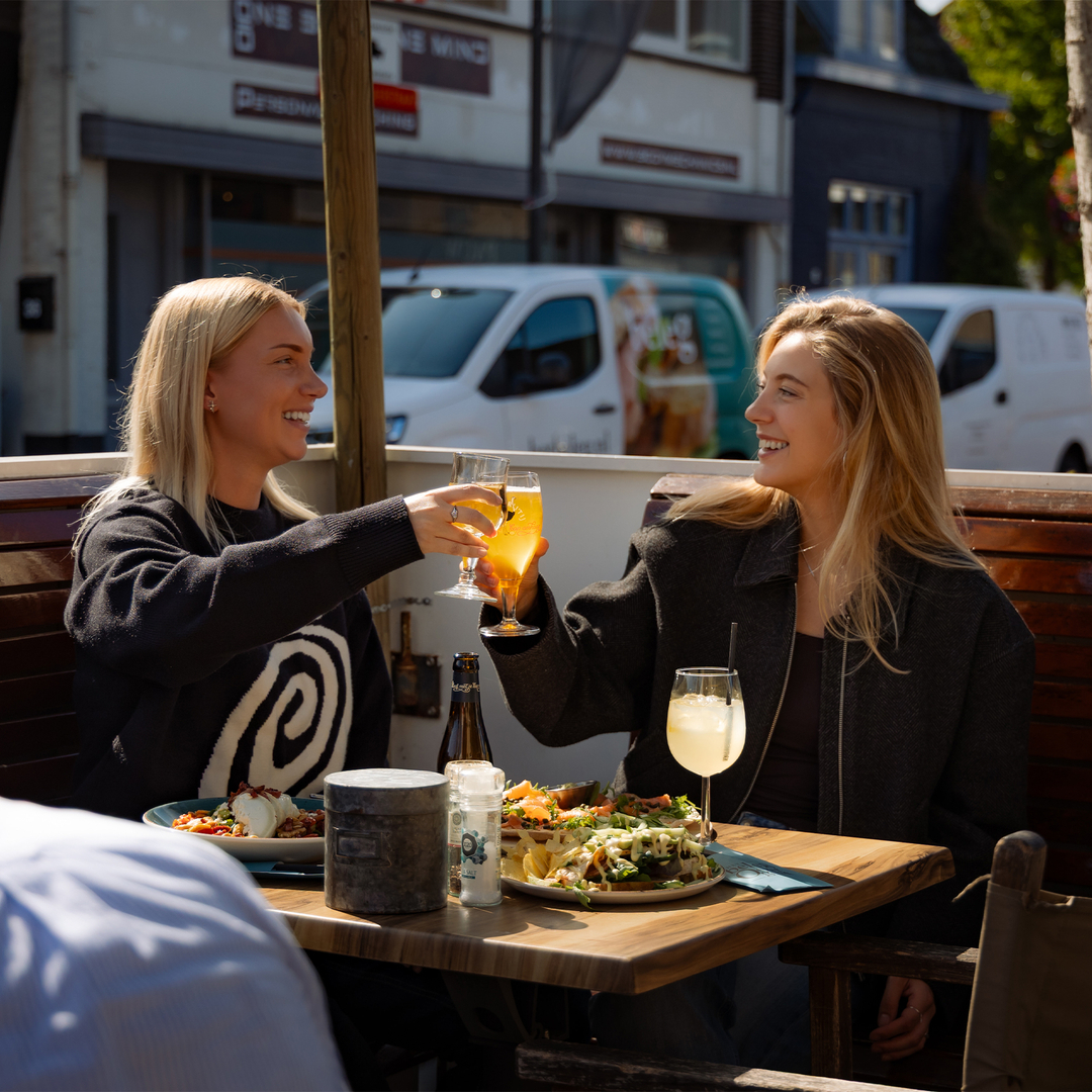 De zon laat zich steeds vaker zien, tijd om erop te proosten in ons winkelgebied! Hier verandert dat ene drankje al snel in een tweede 🌞
#terras #winkelgebied #dekempenaer #shoppen #winkelen #genieten #gezelligheid #shoplocal #bollenstreek #oegstgeest