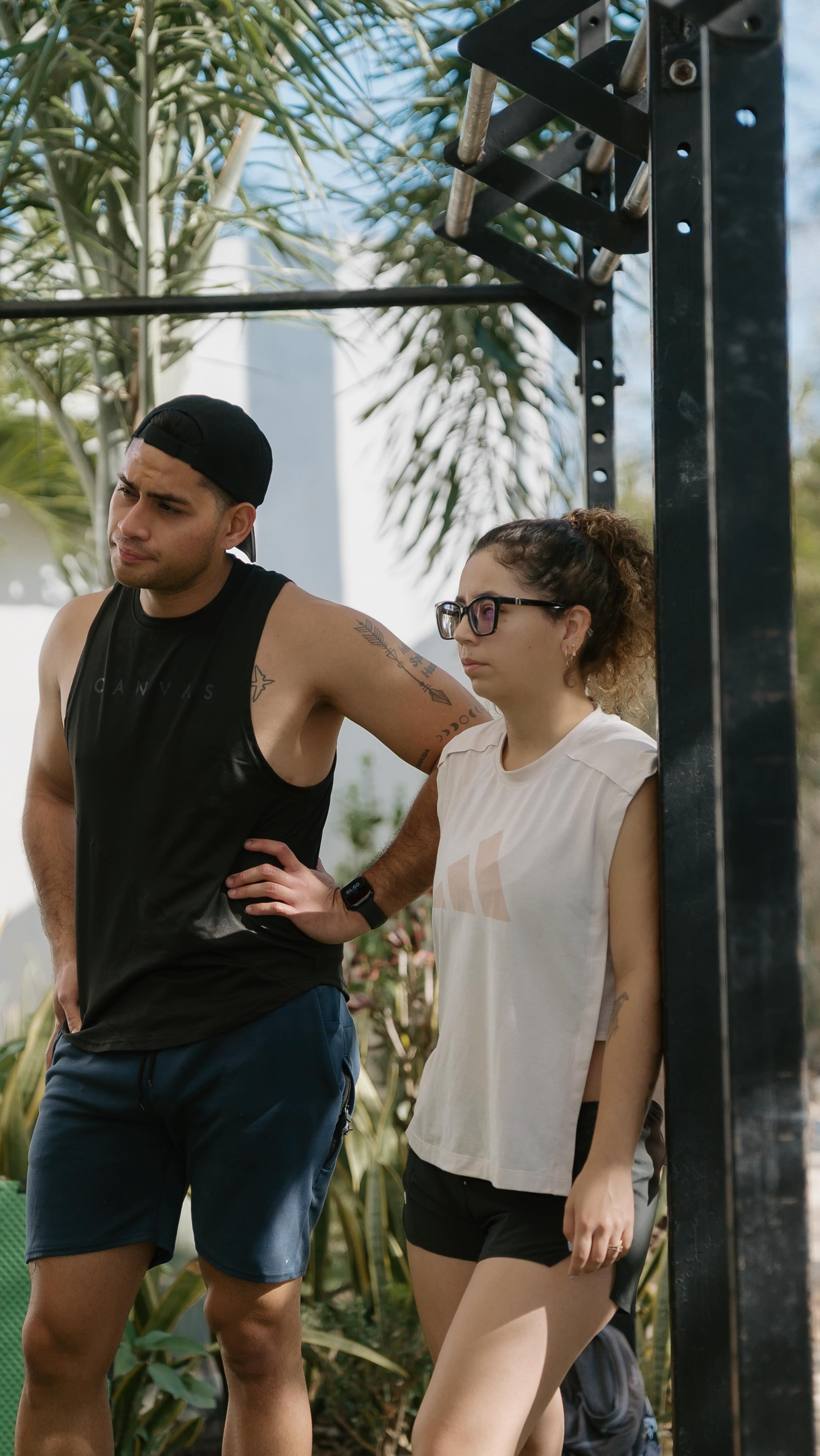 Enfócate en las cosas que si miden tu progreso:
1. La capacidad que tienes de mover cargas que antes creías imposibles.
2. Como te proyectas ante el mundo.
3. El hábito de cumplirte a ti mismo cuando nadie te ve.
4. El entrenamiento como ancla de tu salud mental.