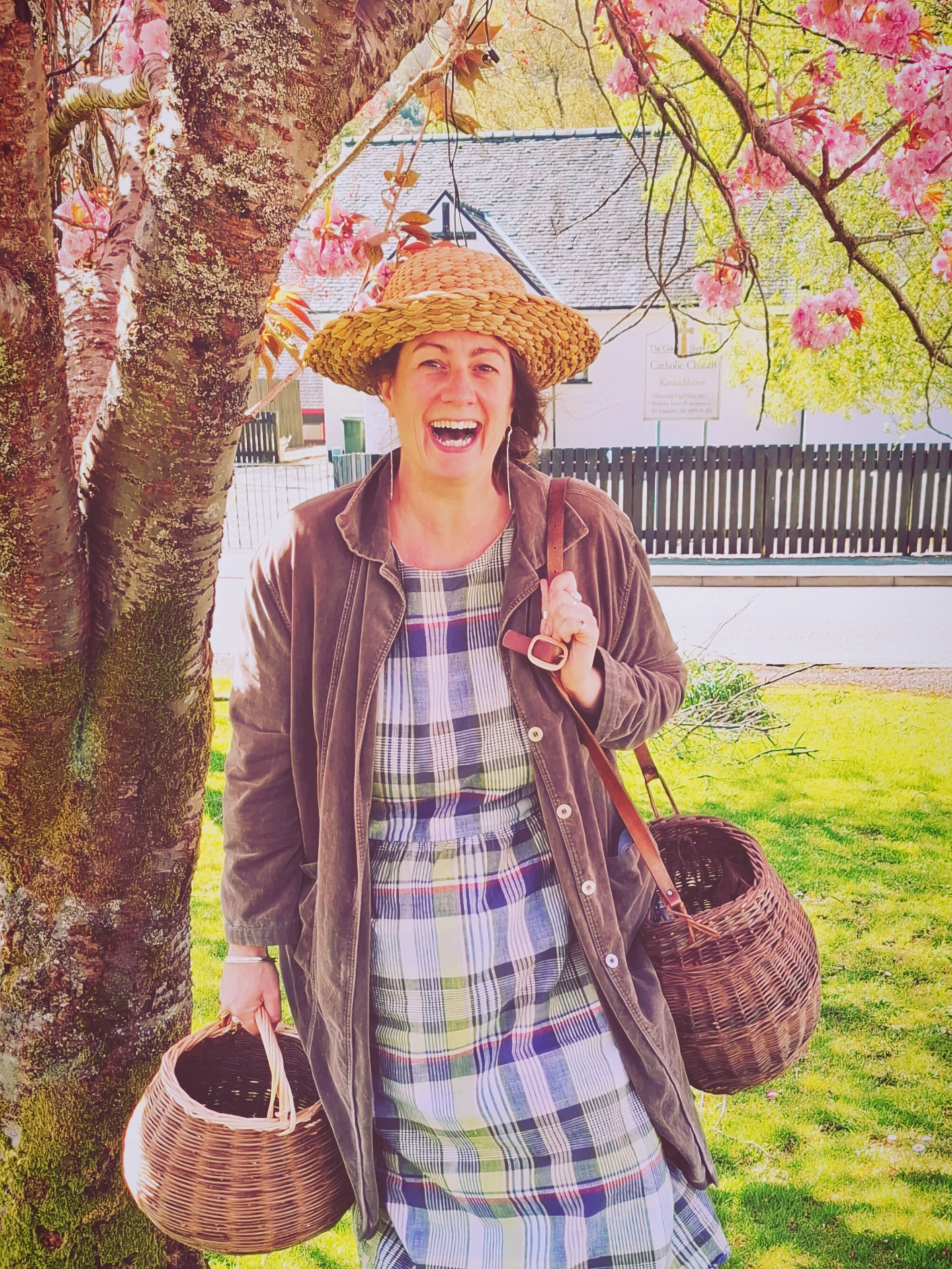 The sun has returned and jeez it was needed! ☀️🤗
I had the pleasure of working for the Kinlochleven Community Trust yesterday by running a spring walk in the village. We saw plenty of wild seasonal greens and blooms. One thing I love about the community sessions is getting to work in a different spot, as you can usually guarantee that you'll see something different from your usual haunts. Highlights included the stunning cherry blossom 🌸, feral lemon balm, carpets of flowering wood sorrel and a creeping invader - the few flowered leek! The latter we decided to harvest and do our bit by eating as much as we could. FFL is a non-native invasive allium that can out compete wild garlic. And it just happens to be DELICIOUS 😋🤤.
Thanks to everyone that joined me and to the KCT 🌱💚
I'm running a final spring forage in North Ballachulish on Saturday the 9th of May. We spend a couple of hours looking at seasonal highlights discussing harvesting preservation and cooking techniques before we finish up with cake and a drink. £45 pp bookings are through my website 💙🌸
Thanks to Juliet for a couple of the photos above.