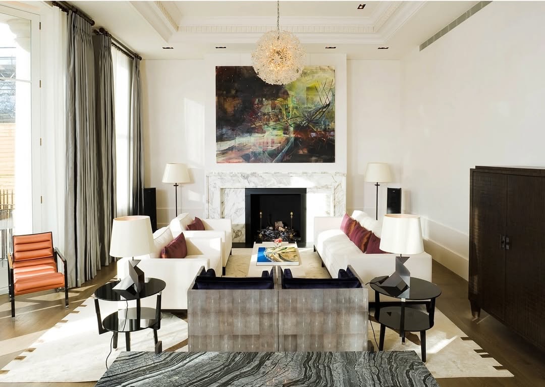 On a sunny day, this room truly comes alive. Natural light floods through the large windows, casting a warm glow across every carefully considered detail, making it the perfect spot to unwind. A seamless connection between inside and out, this is indoor-outdoor living at its finest. ☀️