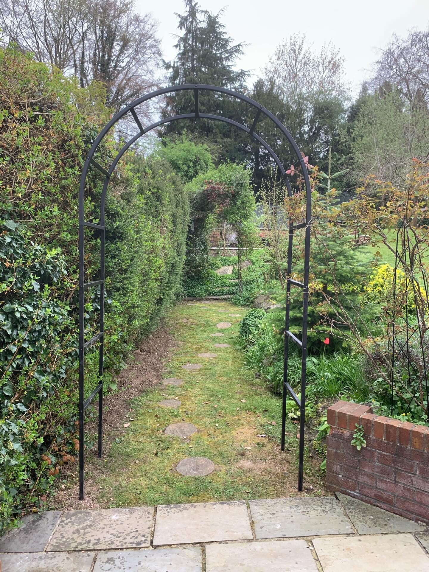 Arch installed just off from this patio, which will provide a good solid structure for the rose to climb over and show off all of its flowers
#highamwoodgardens #gardenertonbridge #gardening #englishgardens #gardenideas