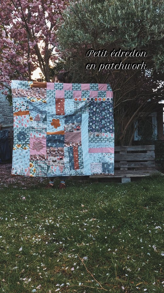 #happyvendredi 🥳 ça farfouille et ça coupe, petits morceaux tantôt triangles, tantôt rectangle, un petit ruban, un peu de broderie anglaise de-ci et par là un joli biais crocheté.. voilà l'édredon patchwork 🧵
Réalisé avec les chutes des anciennes collections printemps/été (ils seront tous différents) l'édredon est disponible en peu de quantité, moelleux grâce à son rembourrage, toujours fait avec beaucoup d'amour et une pointe d'émotion 🪡
Doux week-end 🌸🧵🪡
#edredon #patchwork #springdecoration
