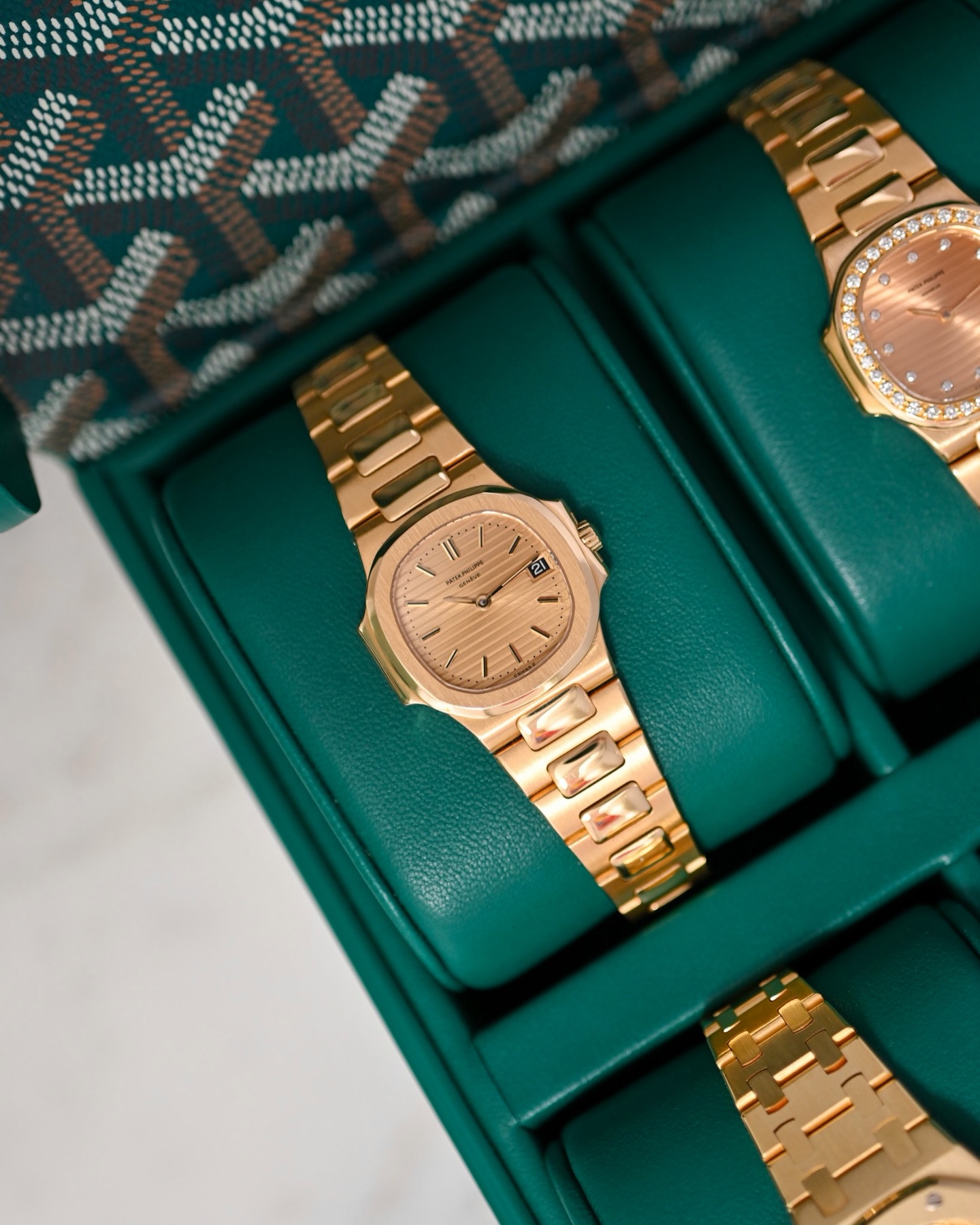 Live. A yellow gold mini Nautilus from the 1980s. Measuring just 27mm, it is the smallest size ever produced. Presented in mint condition, this example comes with a second blue dial, its original box, and an extract from the archives.
.
#patekphilippe #nautilus #4700