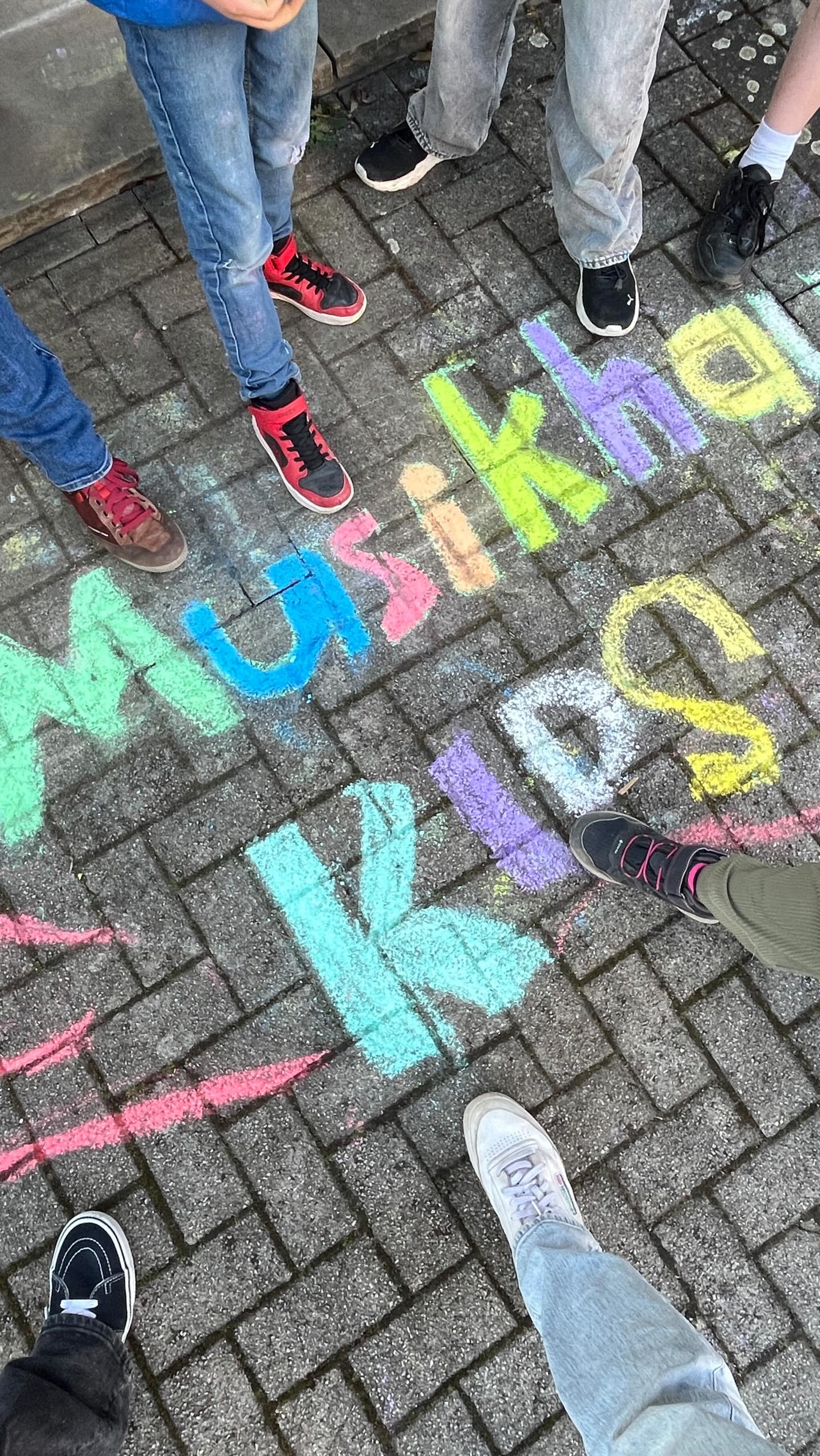 Im März gab es noch eine kleine Musikhaus Kids Runde mit bunter Kreide und vielen bunten Ostereiern 🙌
Der Vorplatz des Musikhauses sah noch nie so schön aus 😍
In zwei Wochen geht’s weiter: Mittwoch, 29.4 um 17 Uhr 🤗