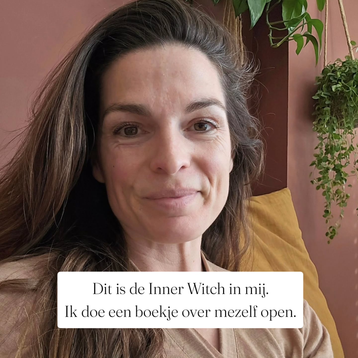 :》》Dit wist je misschien nog niet van mij...
Misschien een beetje out of my comfort zone maar ik voel zo sterk de drang naar het delen van mijn authentieke zelf. Ook hier op de gram mogen de maskers af.
Als we de belichaming willen zijn van wie we werkelijk op zielsniveau zijn, dan hebben we er voor te gaan staan. En ik ben niet zo bang meer voor vervelende reacties, bedreiging of afwijzing.
I've been there en het is oké. Het hoort erbij, incasseren en je waarheid blijven uitten. Want dat heeft de wereld het hardst nodig.
Dus, dit ben ik ook 🧙....
✨️ Ik spreek en zing in lichttaal
✨️ Ik praat met moeder natuur en de ziel van de aarde
✨️ Ik verbind met de elementen en vraag om heling en ondersteuning
✨️ Ik heb een altaar met allemaal witchy energieobjecten
✨️ Ik communiceer en verbind met overleden dierbaren, voorouders, gidsen...
✨️ Ben een kanaal voor plantmedicijn spirits
✨️ Werk als energetische gids en ondersteun bij healing
✨️ Verzot op mama cita cacao 🤎
Ik geloof in een God, als een 'al' dat is. Wij zijn het allemaal. Allemaal één. Één bron.
Ik weet dat moeder aarde een ziel heeft, ze leeft. Ze ademt. Ze geeft ons het leven.
En nee, ik heb geen heksenbezem, wel een ketel overigens.
Voor mij gaat het belichamen van je Inner Witch over de diepere verbinding met het leven en het universele te ervaren.
Het gaat over jezelf toestemming geven om te zijn wie je voelt dat je diep van binnen bent.
Hoeveel van jullie hebben als kind geesten gezien of gevoeld? Of wanneer je in het bos speelde voelde dat het bos met je communiceerde?
Dat je het nu niet meer voelt, betekent niet dat het niet bestaat.
De wereld is ingericht door donkere machten die er alles aan doen om dat licht te onderdrukken.
Maar je mag jezelf gaan herinneren, het is nu harder nodig dan ooit.
Misschien tijdens het INNER WITCH RETREAT? Het is van 6-10 mei en er zijn nog plekken in de cirkel.
Comment 'Retreat' voor meer info.
🤍😘🍄🌿🕊