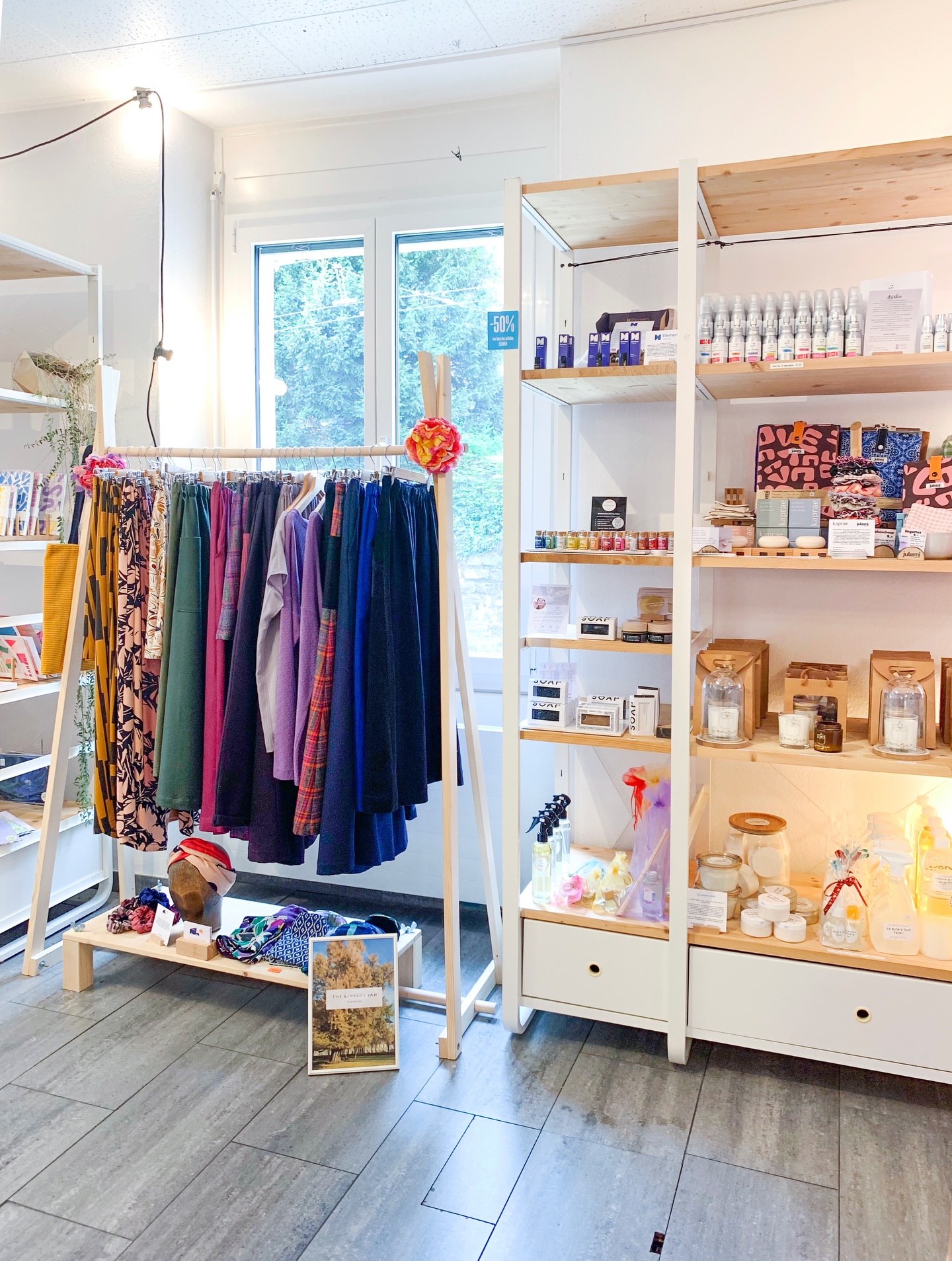 La dernière fois que t’es venu-e chez *Les Gens, c’était quand? Chaque mois, nous accueillons de nouvelles créatrices et créateurs… c’est l’assurance de toujours découvrir des nouveautés!
Notre équipe bénévole t’accueille du mardi au vendredi de 11h à 18h30 et le samedi de 10h30 à 17h30. Viens faire un tour à la boutique!