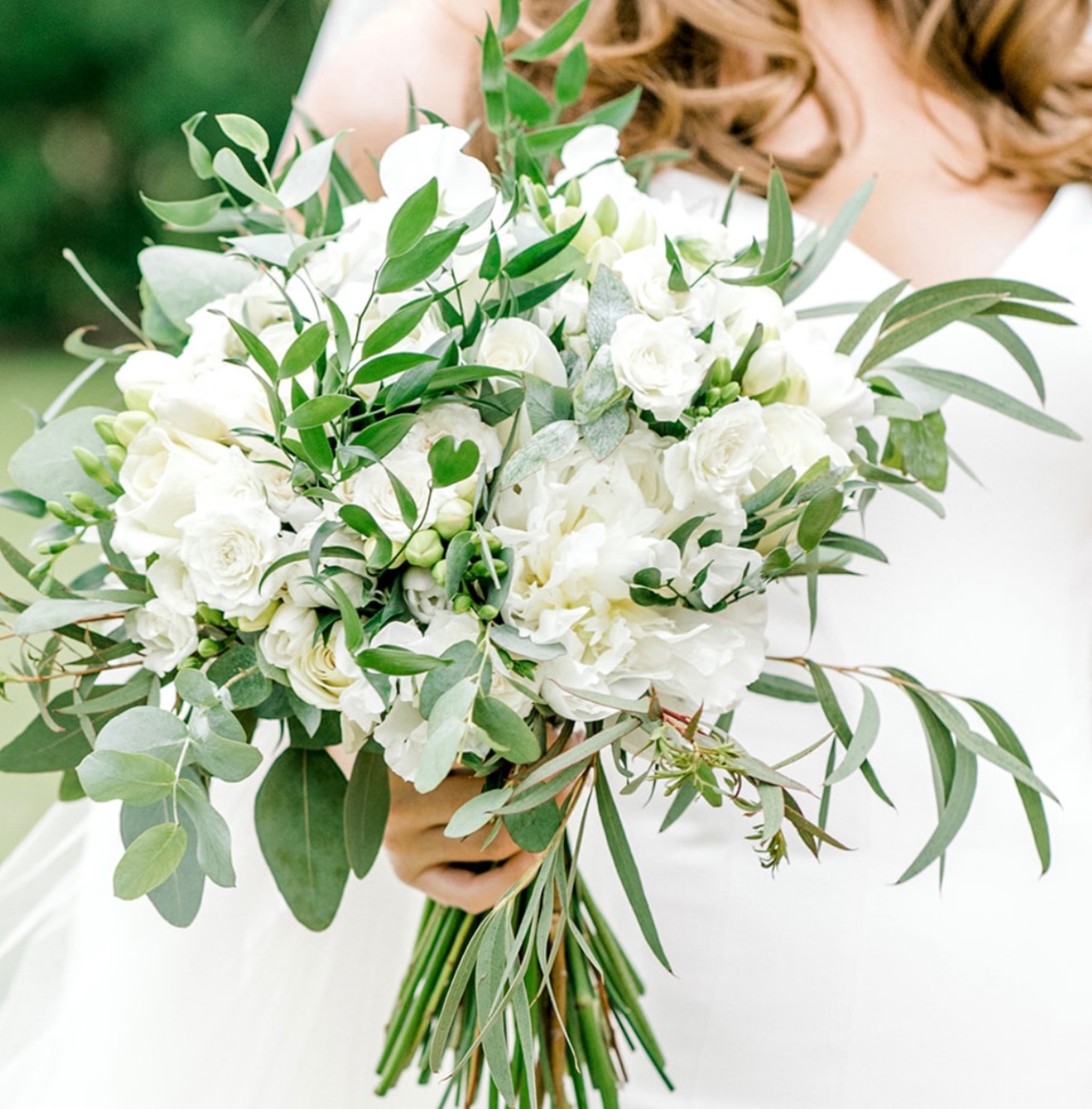 With Wedding season now upon us and lots of new enquiries for 2027/28 I’m asked quite a few questions that are quite important and need to be answered.
1 - Don't wait! If you're getting married in peak season (May to September), book your florist early, especially for Thursdays, Fridays & Saturdays.
2 - Mock-ups of bouquets and centrepieces sound great, but be aware they come at a cost. Florists need to purchase stems in bulk, which can add up.
3. Filling with greenery might not save you money. Foliage can be super expensive, sometimes more than flowers!
4. Choosing seasonal flowers in your wedding colours is a great idea! Just remember, we can work with you to achieve the look you want within your budget 🌺