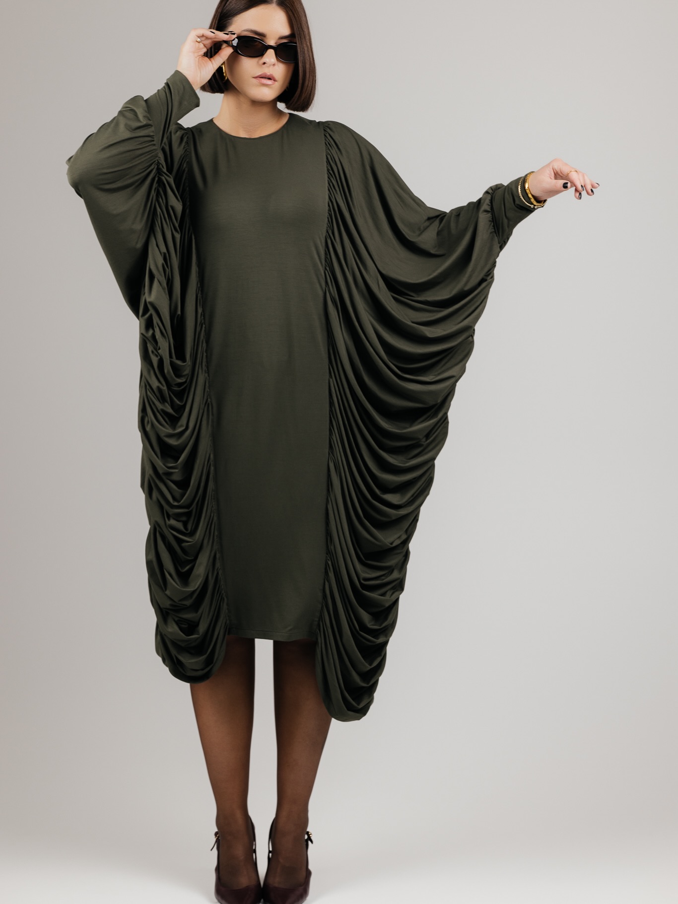 DRAPE suknelės yra absoliučiai ypatingos! 🌪️
Nepaisant to, kad suknelėje slepiasi NET 6 METRAI medžiagos, ji yra lengva ir priglunda tarsi antra oda.
Išskirtinis dizainas, skirtas išskirtinėms moterims - būti pastebėtoms, būti pamatytoms, būti prisimintoms ☝️
Vienas mylimiausių dalykų apie šias sukneles yra tai, kad jos itin gerai maskuoja blauzdas. Kas sekate PÙPLA ilgą laiką žinote mano kompleksą - aš labai vengiu nešioti šortus ir sukneles, kurios atidengia blauzdas, nes jos pas mane neproporcingai stambios ir visiškai neprideda įvaizdžiui lengvumo 😬
Tačiau šios suknelės kraštai krenta ant blauzdų kraštų ir vizualiai jas lieknina, kas man pasirodė tiesiog nuostabus sprendimas moterims, kurios turi panašių problemų 🥹
Žiūrint į patį suknelės modelį, jis labai tinkamas didesniems dydžiams, nes ji savyje turi labai labai labai daug laisvės. Tik po ja nepamirškite vilkėti formuojančių apatinių! Nors aš negaliu skųstis savo figūra, tačiau fotosesijos metu taip pat juos vilkėjau, nes jie tiesiog sustato viską į reikiamas vietas ir „nublurina“ kūno linijas tarsi kokia programėlė 🙂↔️
Už drąsą išsiskirti ir lepinti save drabužiais, kurie puošia! 💋