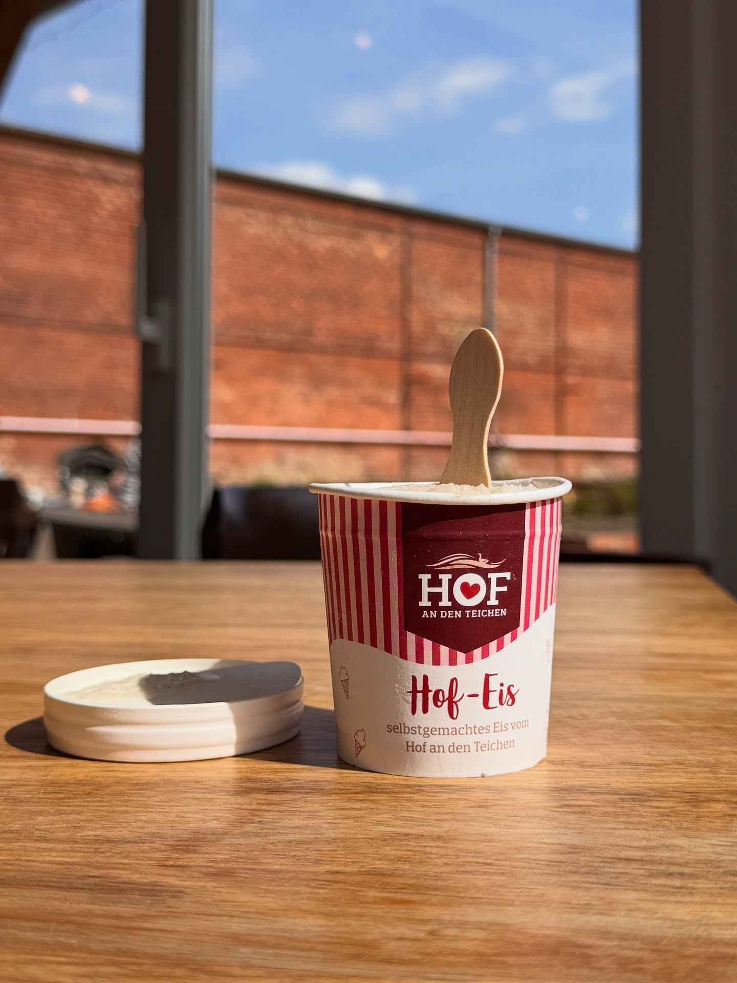 Unser mit ♥️ und ✋ gemachtes, veganes Eis in 9 verschiedenen Geschmackssorten gibt es auf dem Kiebitzmarkt in Rettmer, im Kloster Lüne, auf dem @lueneburger_kultursommer, in der @lkharena_lueneburg , in @schroeders_garten und natürlich im @cafeimkurpark!
Selbstverständlich auch bei uns im Hofcafé und immer während der Öffnungszeiten in unserem Hofladen. 🍧