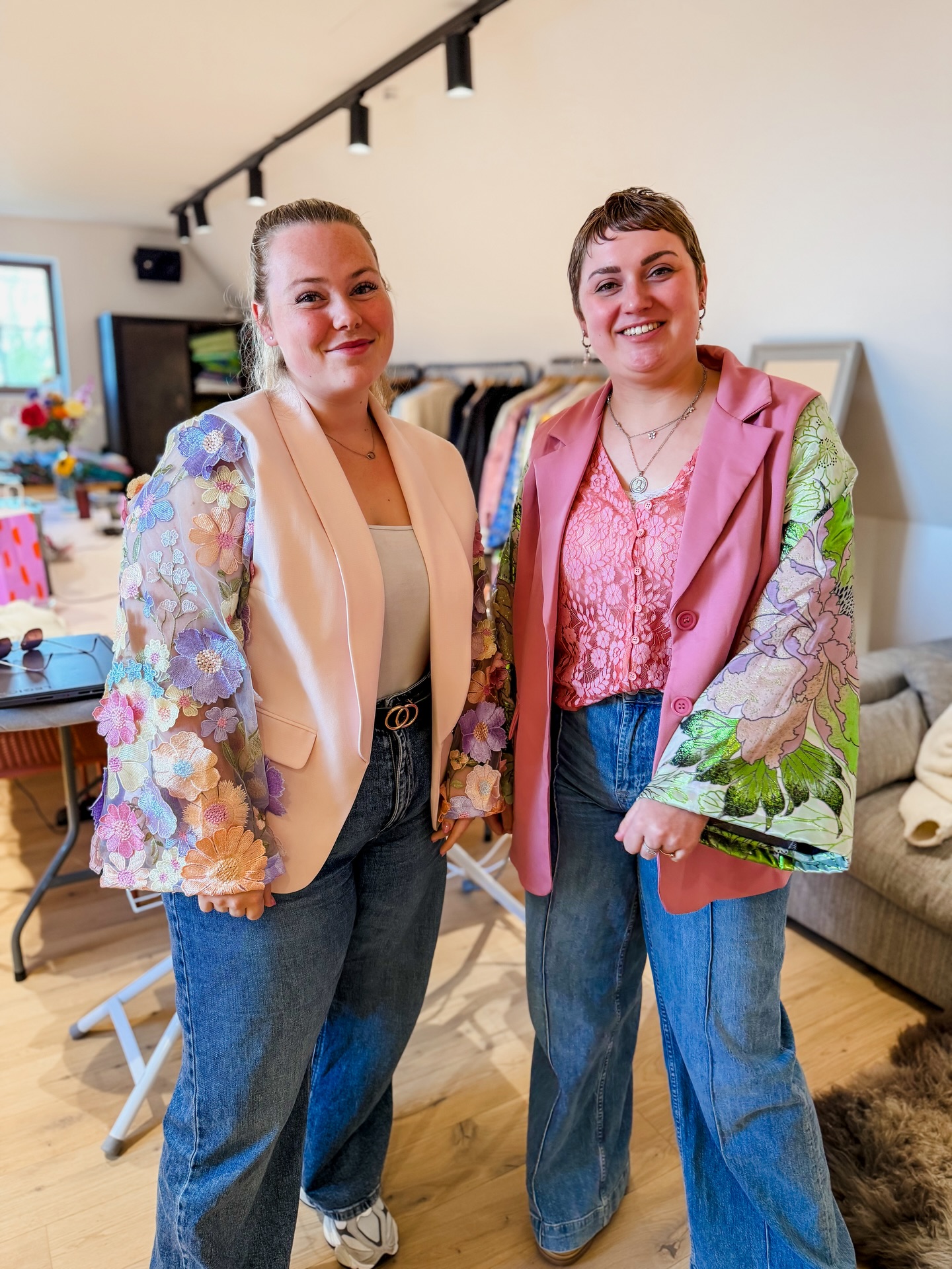 Helemaal uit Nederland: de lieve Lisa & Sanne. Speciaal afgereisd naar het hart van West-Vlaanderen voor mijn kimono blazer workshop 😍 Swipe om alle creaties van vandaag te zien!
#naaiworkshop #workshop #kimonoblazer #creatieveworkshop