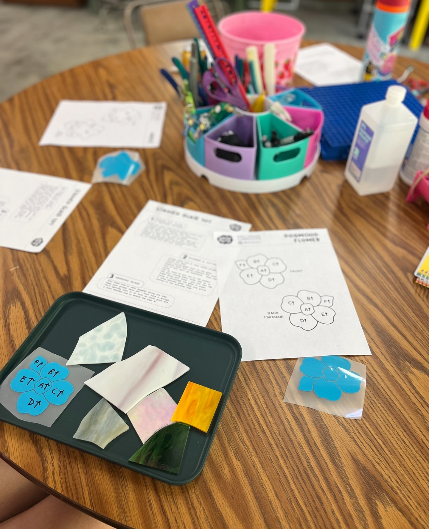 We hosted our first class in our own studio yesterday and it was so lovely! āŗļø When we moved last summer, getting this space together was our ultimate goal, although we have had an amazing time doing our classes at the beautiful @sayitwithglass over the last year. Itās just nice to be a little closer to home - and by that I mean about 20 feet away š Getting a few last things together, but our next classes will be posted asap! If thereās any specific subject matter or type of classes youāve been wanting to see from us, feel free to lmk - always love to hear your suggestions š