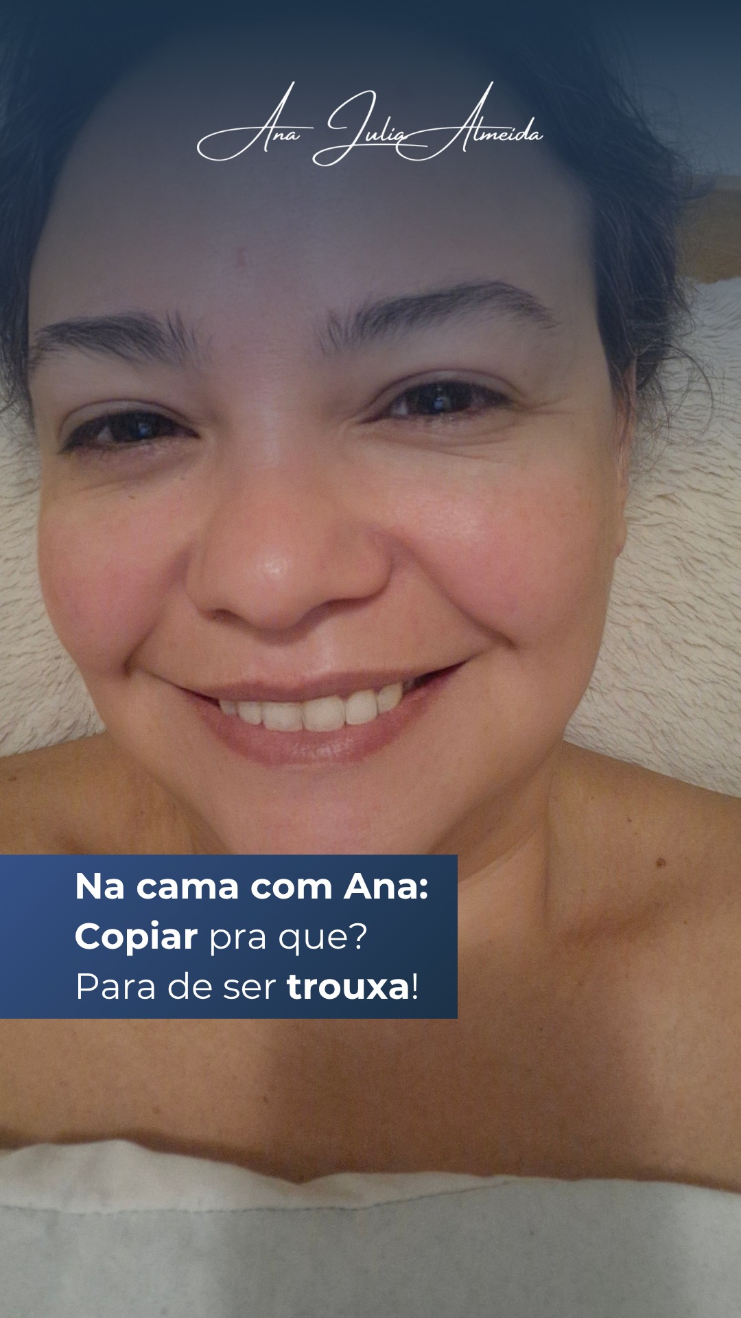 Quantas ideias você copiou esse mês? Quantas trends você fez esse mês? Quantas referências você pesquisou esse mês? Agora, quantas ideias suas foram copiadas? Quantas ideias originais suas serviram de referência para alguém?
Você já pensou que todo o tempo que você perde fazendo algo copiado dos outros, poderia estar fazendo algo realmente seu?
E se eu te contar que esse movimento escancara toda a tua insegurança e até uma certa incompetência?
Sim, por que se você não acredita nas suas próprias ideias, na sua próprias criatividade, na sua capacidade de resolver seus problemas por conta própria, como você quer que o outro acredite que você é um profissional que vai resolver um problema dele?
Ai vira aquela autoridade de apartamento, que na roda dos amigos se mostra foda, mas no palco da vida, na hora de gritar o que sabe, prefere fazer o mais do mesmo. Deixando claro que usa os outros como muleta diante da sua insegurança de bancar as proprias ideias, colocar seu próprio discurso, criar a sua trend, ser dono do seu próprio caminho e destino.
Autoridades se destacam por bater o pau na mesa, mostrar que são diferentes das outras, por sustentar a sua fodidutide pelo que são, por essa crença inabalável na sua entrega e isso se traduz num conteúdo único, autoral e indiscutivelmente carregado de um DNA inteiramente dela.
Enquanto você perde tempo copiando, buscando referências, vendo a trend do momento. Tem gente vendendo por que se destacou, fez seu caminho e se tornou referência para os outros. Por que não perdeu tempo olhando o que os outros estão fazendo para copiar, ela criou algo totalmente baseado nos seus instintos e confiança e virou referência.
Como eu, que resolvi dar esse puxão de orelha direto da minha cama. Sem make, sem filtro e uma dose cavalar de foda-se.
Ah! Não gostou? Reclama nos comentários. É bom que dá engajamento. 😉
#Autoridade #SejaOriginal #DietaDaAutoridade #EngenhariaDaAutoridade #SemFiltro