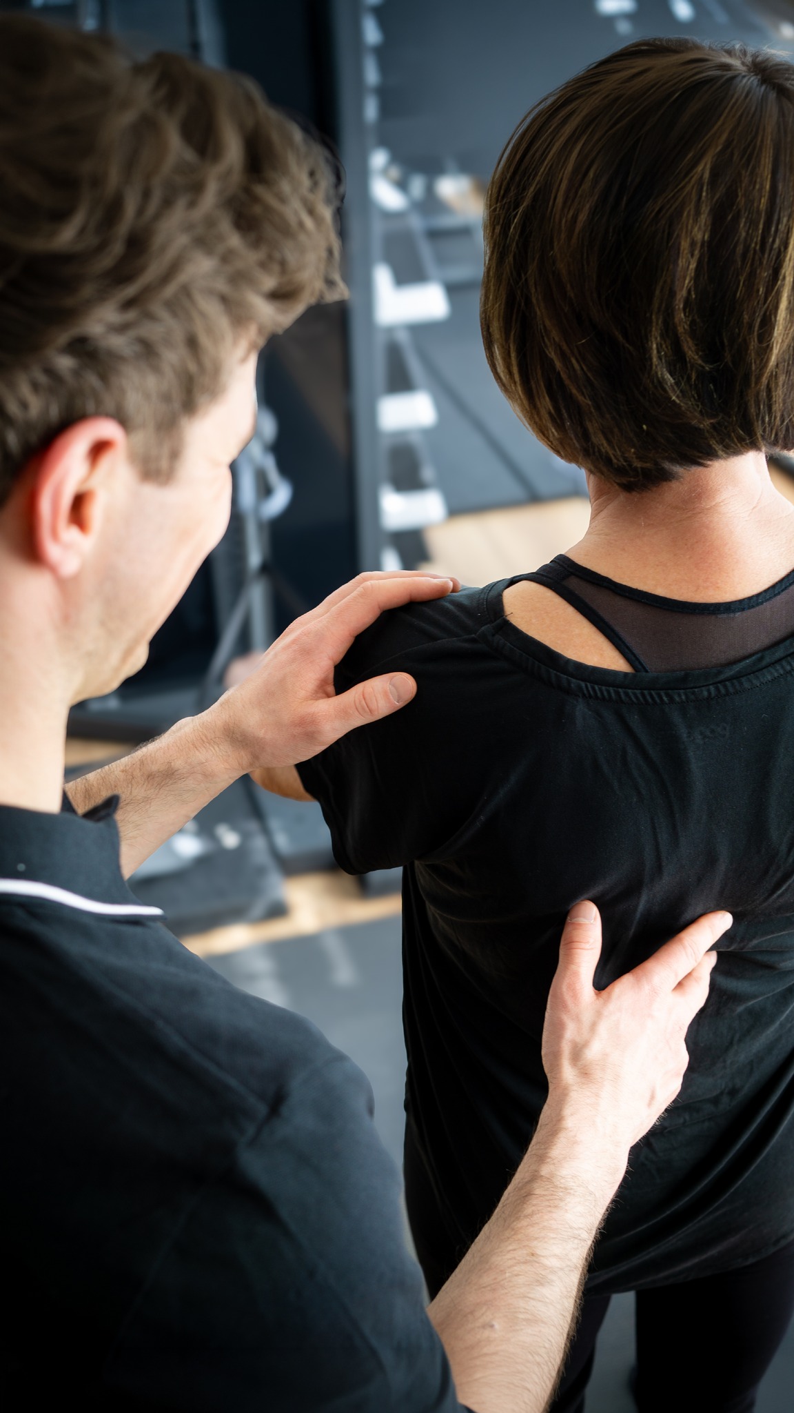 Kleine Gewohnheiten im Alltag haben große Auswirkungen auf deinen Körper. 😟
Oft sind es genau diese Dinge, die langfristig zu Beschwerden führen.
👉 Welcher Punkt trifft auf dich zu?
#Therapieziel #Therapiezentrum #Therapie #Sportphysiotherapie #Physiotherapie #Training #Gesundheitstipp #Rückenschmerzen